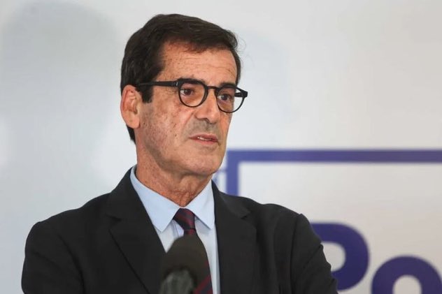 🌍 Depuis quelques jours, des rumeurs insistantes plaçaient Rui Moreira, maire de Porto, comme tête de liste de l’AD aux élections européennes. Face au désaccord d’élus accusant une « trahison » vis-à-vis de Porto, la droite nommera un autre candidat. 🗞️ SIC