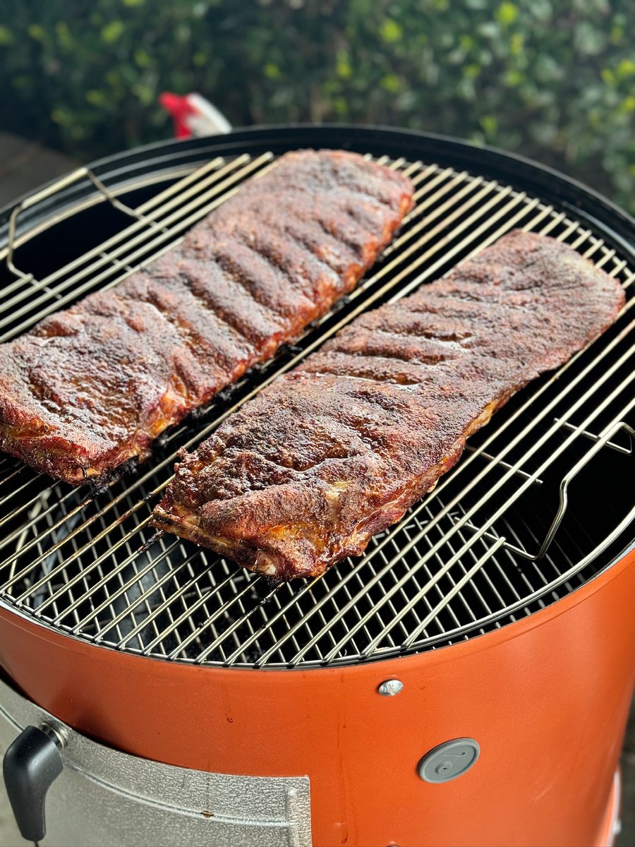 The orange Weber Smokey Mountain and ribs… a better combo doesn’t exist. 🔥