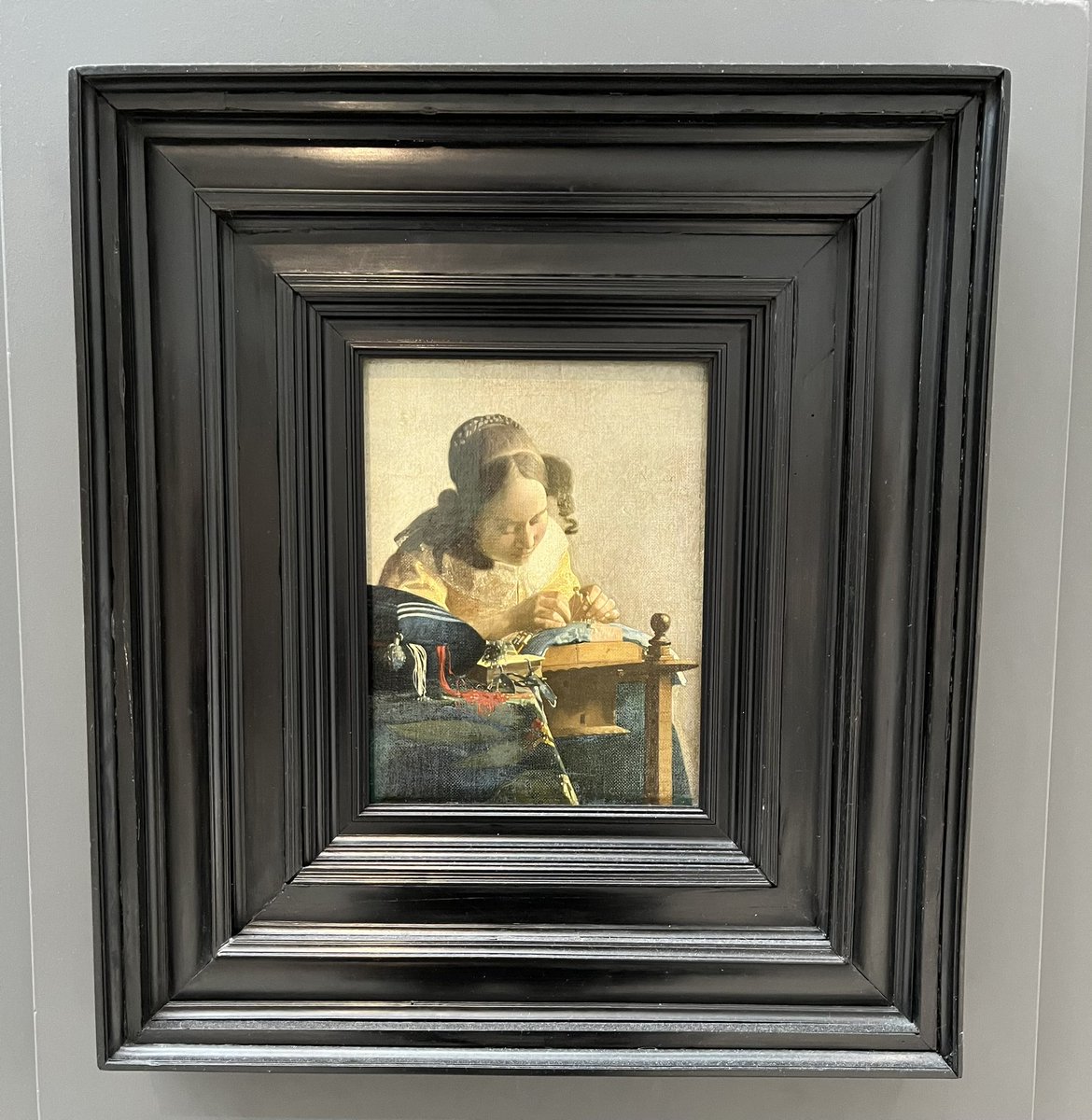 La Dentellière (De kantwerkster) est le plus petit tableau de Johannes Vermeer, jusqu’au 27 mai 2024 exposé au @MuseeLouvreLens #louvrelens #lens #vermeer