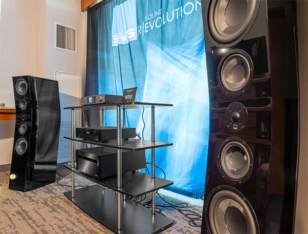 Dennis Young auditions SVS's new Ultra Evolution series speakers at AXPONA 2024.
soundandvision.com/content/svs-ul…