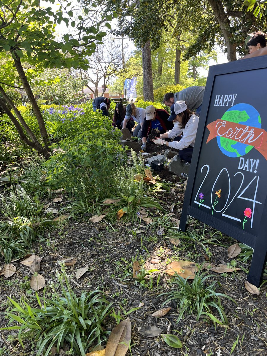 Energix_US's tweet photo. Today, the Energix team had the pleasure of volunteering for Earth Day with the community of retirees at Culpepper Garden in Virginia. Together, we planted flowers, contributing to a cleaner planet and a greener environment! #EarthDay #CommunityVolunteering #GreenEnvironment https://t.co/UNs0I88UVX