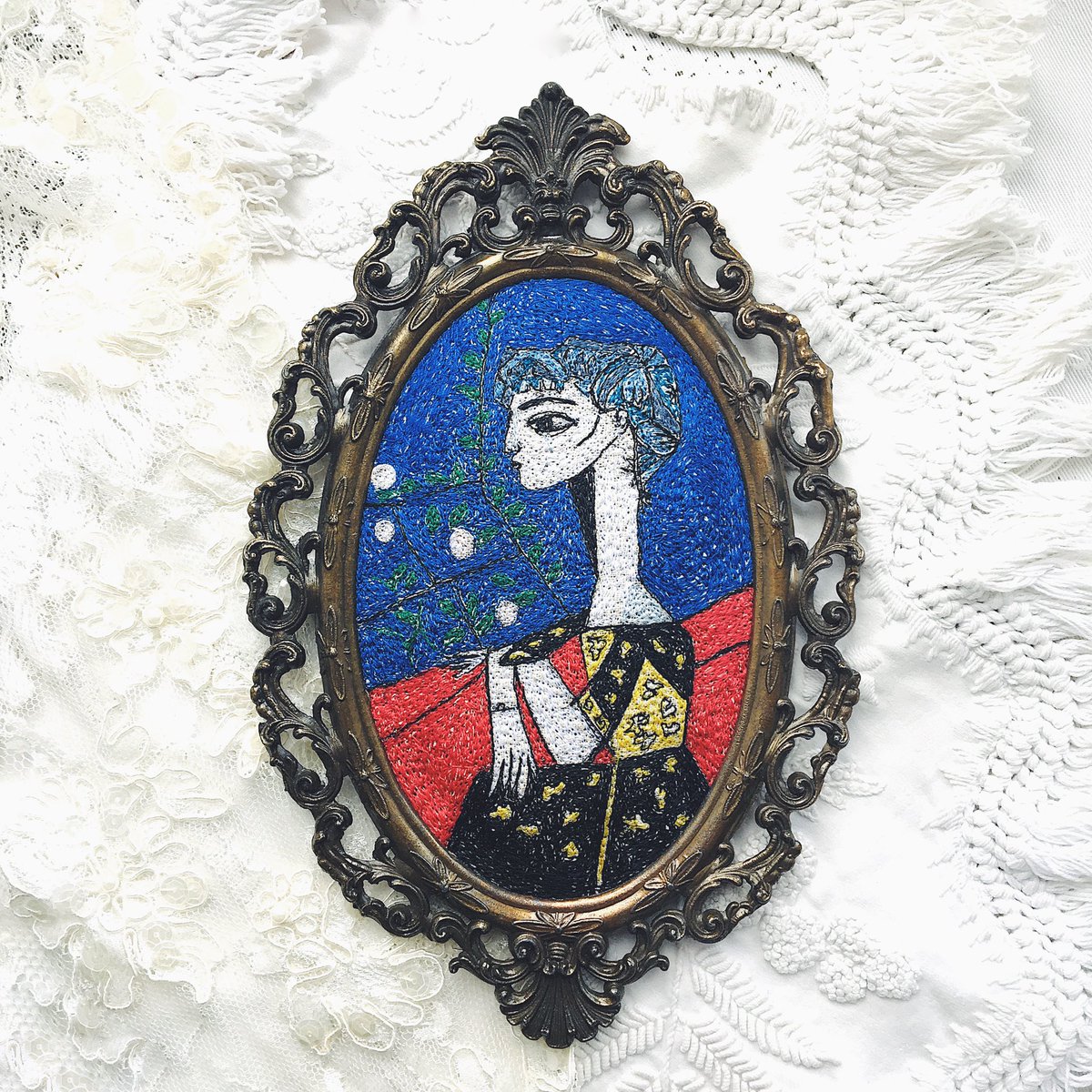 alittlevintage1's tweet image. A gorgeous repurposed frame with stitched Jacqueline. The sewn artwork is stuffed so it sits slightly pronounced from the frame. 
#picasso #threaddrawnartwork #newinstore
