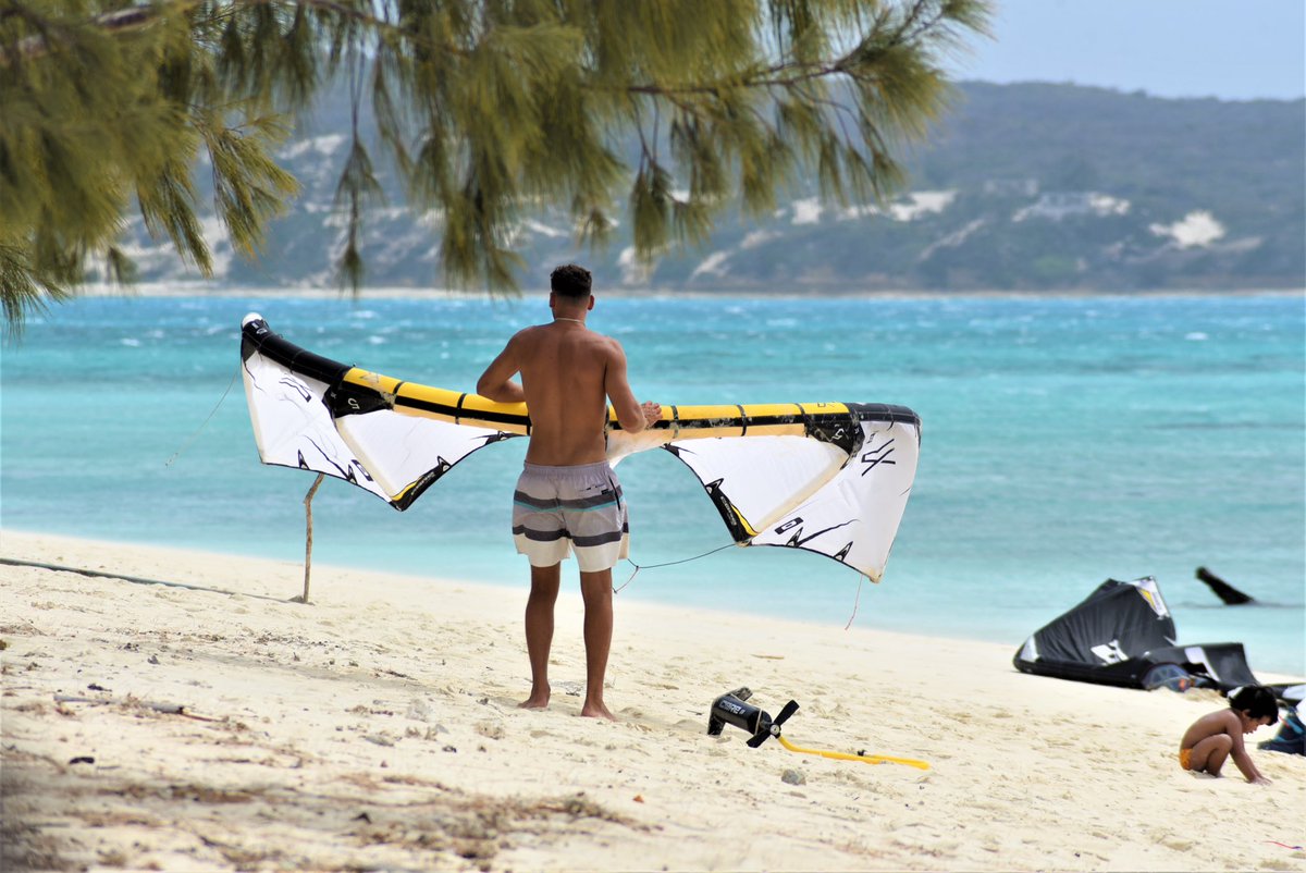 Les trois baies #diegosuarez un véritable paradis pour les amateurs et pro du kite surf et du wind surf! Avec ses vastes étendues de sable immaculé et ses vents constants, c'est l'endroit idéal pour vivre des sensations fortes sur les vagues. 🌊🏄‍♂️ #Madagascar #KiteSurf #WindSurf