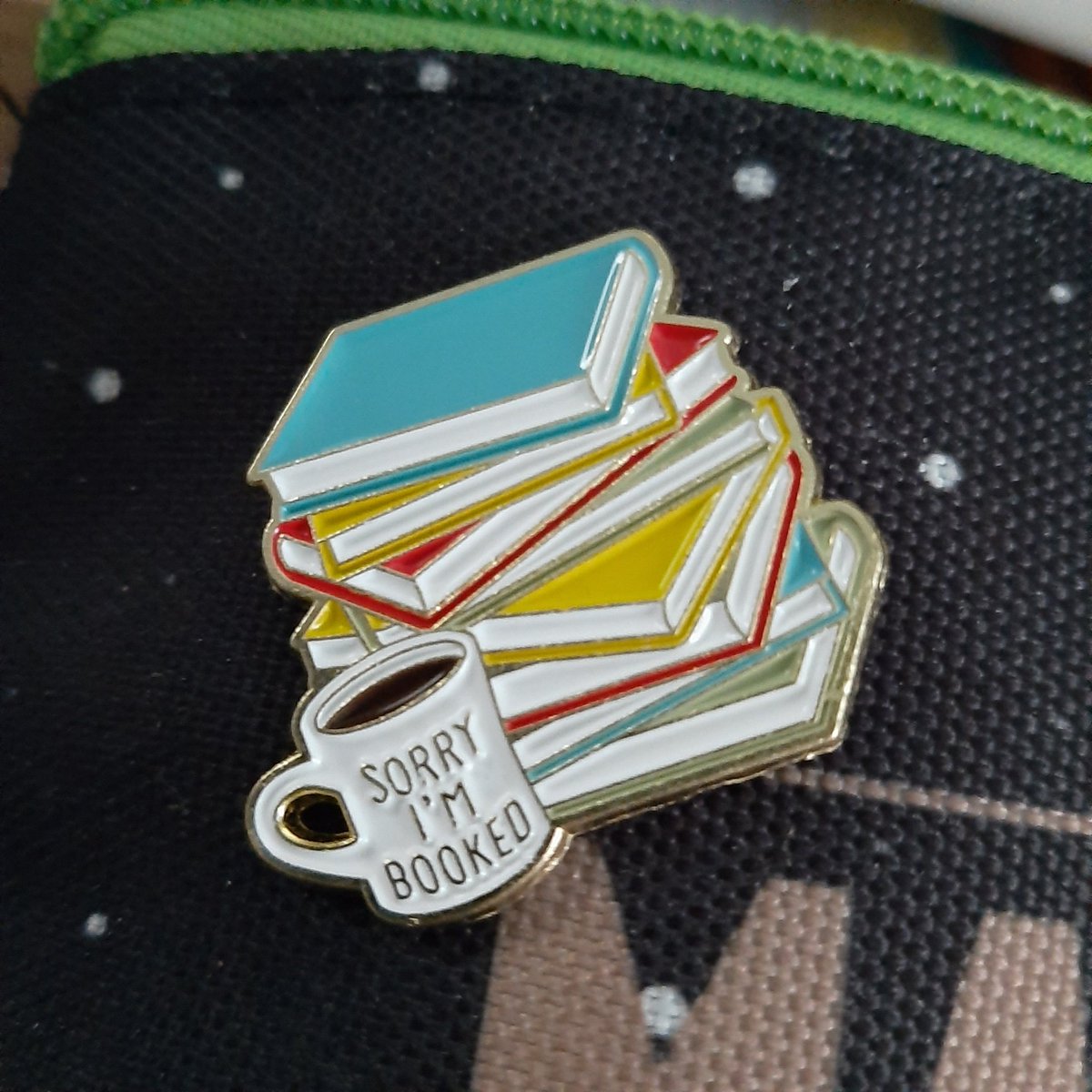 Tiijaei's tweet image. #nerdstuff
Mein Mäppchen zieren nun ein paar Pins ♥️