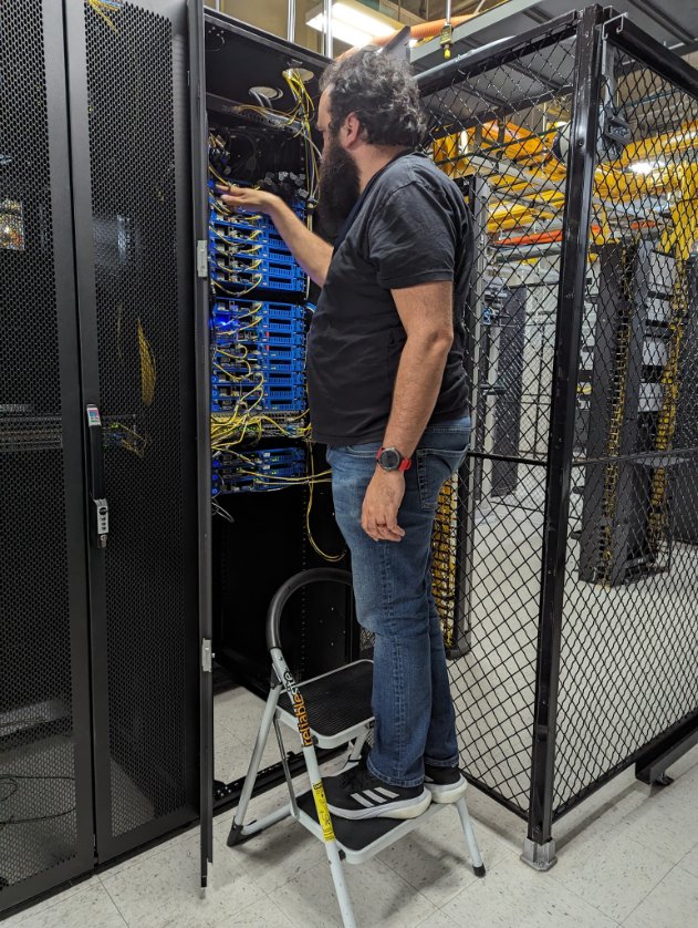 ReliableSite's tweet image. Everything looks good up here. 👍 #datacentertech #dedicatedhosting