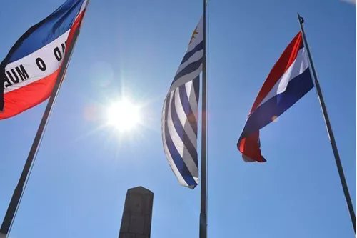 andrew_scott_c's tweet photo. Declaración por la justicia y el crecimiento basada en una nacionalidad igualitaria

Leyendo los comentarios de mis compatriotas uruguayos en esta plataforma sobre nacionalidad y ciudadanía, es evidente que reina la confusión entre los uruguayos educados en el sistema educativo uruguayo respecto a lo que son la ciudadanía, la nacionalidad y el estatus de "extranjero". Intentaré reexplicar los conceptos básicos en forma de declaración para que quede claro.

1. Soy un ciudadano legal naturalizado uruguayo. Antes de negar que Uruguay tenga naturalización, por favor revisen la historia de la ciudadanía legal en Uruguay, la cual incluye mayormente la palabra naturalización.

2. No reclamo ni reclamaré ser un ciudadano natural. No tengo tal intención y el concepto es absurdo.

3. Nací en los Estados Unidos de América y mis documentos de identidad uruguayos e internacionales siempre mostrarán que nací en los Estados Unidos.

4. No deseo ocultar que nací en los Estados Unidos ni pretendo afirmar que nací en Uruguay.

5. Los uruguayos deben detenerse y escuchar este próximo elemento: ser nacional de un país no significa haber nacido en esa nación. Esto no aplica para los hijos y nietos de uruguayos nacidos en el extranjero ni para los uruguayos que reclaman nacionalidades extranjeras sin haber nacido allí. Cuando digo que soy nacional de Uruguay no estoy afirmando haber nacido aquí.

6. La Constitución de Uruguay no habla en absoluto sobre la nacionalidad. No otorga ni niega la nacionalidad a ciudadanos naturales o legales. Consúltenla.

7. La razón por la que la gente en Uruguay piensa que la Constitución dice algo sobre la nacionalidad es debido a una opinión visceral, un sentimiento, de un académico legal en 1946, especulando al dar su opinión personal.

8. La nacionalidad está definida por otras naciones como una relación legal entre un individuo y su estado. Por lo tanto, bajo esta definición, los ciudadanos legales uruguayos son nacionales de Uruguay.

9. La definición anticuada y cargada de raza que Uruguay ha utilizado por tanto tiempo de un único académico legal que ofrecía su opinión es que la nacionalidad es un aspecto inherente del derecho natural, inmutable (a menos, por supuesto, que un uruguayo quiera un nuevo pasaporte de Italia, España o Francia, entonces la regla no aplica).

10. El derecho internacional condena esta visión y práctica uruguaya, declarando la negación de la nacionalidad a ciudadanos legales como una violación de un derecho fundamental e inderogable. Los ciudadanos legales ganarán esta. El Estado uruguayo tiene dos opciones. Adaptarse ahora y desechar los restos de la política racista de los años 1930 que infecta la política de nacionalidad uruguaya o ser forzado por un tribunal internacional a admitir que Uruguay ha violado nuevamente los derechos humanos internacionales, pagar daños y admitir públicamente su error y comprometerse a cambiar.

Estoy en esto para el largo plazo, así que si el Estado decide ceder ahora o desea ser llevado ante el mundo, realmente solo depende del Estado uruguayo. El resultado será el mismo.

A pesar de mi amor por nuestra nación y mi creencia en reivindicar los ideales de Artigas sobre esos conceptos caducos e importados de Italia y Francia en años posteriores de inmigración, permanezco inmune a insultos o persuasiones. 

Creo en ustedes, mis compatriotas uruguayos, incluso mientras intentan rechazarme a mí y a mis compañeros ciudadanos legales. Estamos aquí porque amamos esta nación y su historia. Hemos optado por hacer grande a Uruguay. Esperamos que se unan a nosotros, aunque simplemente hayan nacido aquí o tengan padres o abuelos uruguayos.

No estoy en esta lucha por mí, aunque creo en la lucha debido a mi identidad uruguaya. Estoy en esta lucha para redimir a Uruguay y hacerlo nuevamente una tierra de inmigración, oportunidad y crecimiento. Hasta que no extirpemos el cáncer de la negación de la nacionalidad a los ciudadanos legales y cumplamos con las normas y estándares internacionales, el núcleo mismo de la democracia de Uruguay es débil, se basa en falsedades y se desvía peligrosamente de cualquier anclaje con el derecho internacional sobre la nacionalidad y la ciudadanía.

@OmarPaganini @MRREE_Uruguay @LuisLacallePou @Juan_Mondelli @KarmenSakhr @OIMSuramerica @CIDH @AlvaroDelgadoUy @Parlamento_UY @SenadoUy @elpaisuy @ladiaria @ObservadorUY @busquedaonline @N_Albertoni @pabloabdala66 @Ni_Martinelli @fder_oficial @CorteIDH @UMderecho @DerechoUCU @OrsiYamandu @CosseCarolina @Mario_Bergara @ggurmendez @AcostayLaraG @GuidoManiniRios @RobertSilvaUy @Corte_Electoral