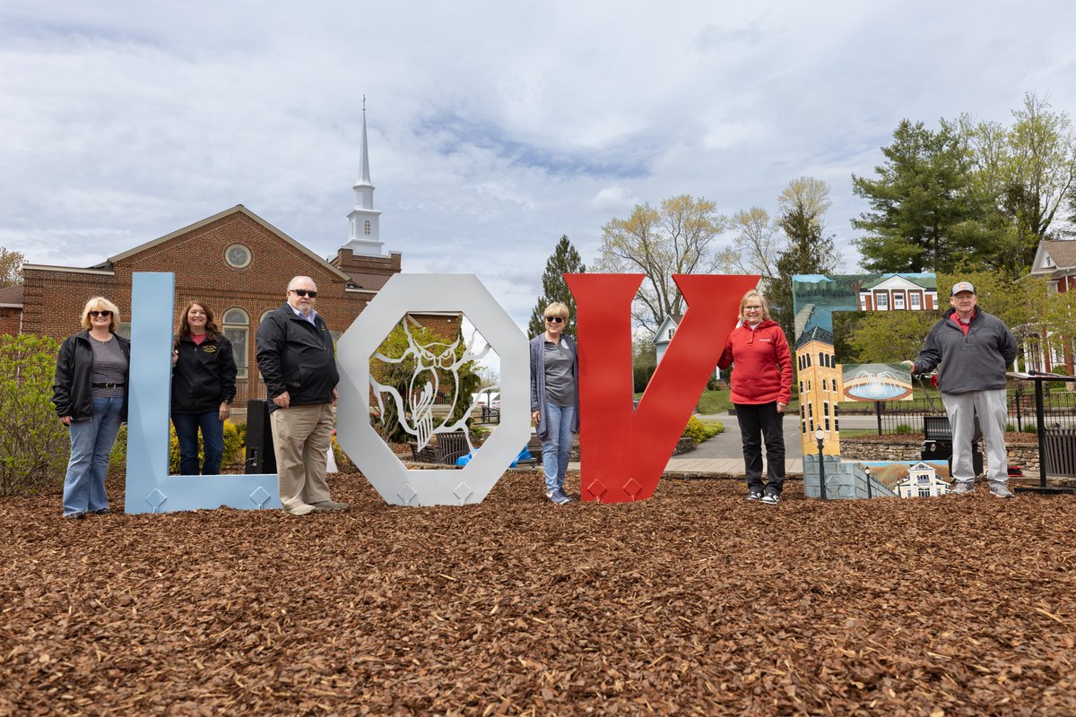 Yesterday, the Town of Wise unveiled artwork that UVA Wise absolutely loves: a new LOVE sign in the Gateway Gardens with the “V” being the College’s athletics power V.

Congratulations Town of Wise!

Learn info: uvawise.edu/news/2024/04/w…