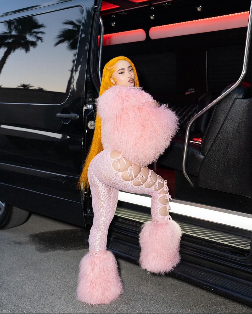 This has to be one of her best outfits yet like, nobody’s doing it like her