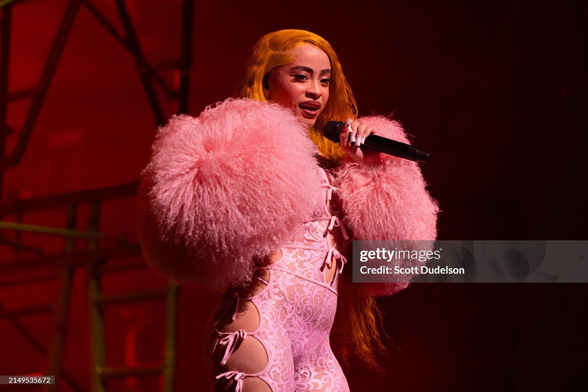 minibinas's tweet photo. This has to be one of her best outfits yet like, nobody’s doing it like her https://t.co/Ez4FWroP7j