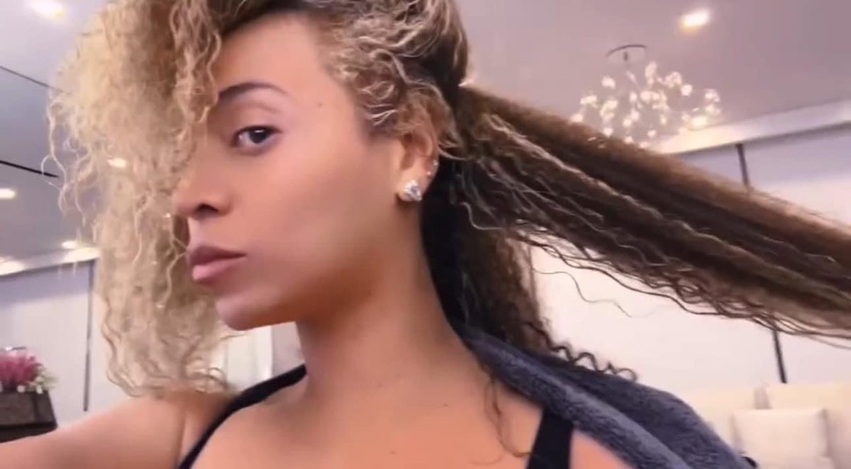 JazzmonBaker's tweet photo. Beyoncé post her hair and the internet broke again 🤣 but why y’all mad?! 🤦🏾‍♀️😭  #Beyonce #natural #Longhairgirl https://t.co/f3mogOxtyU