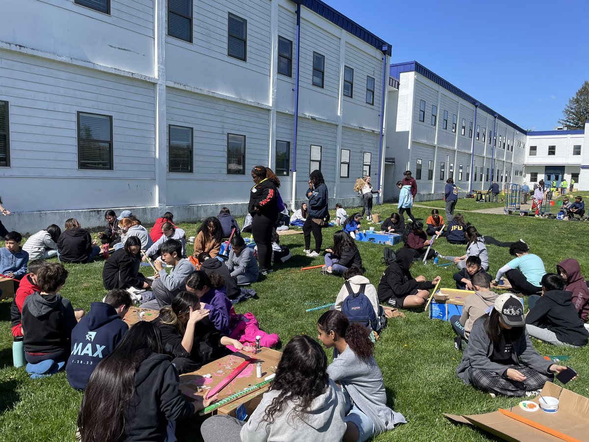 This #EarthDay24, @mcps students are building garden beds & benches! Super excited about the urban garden at Loiderman MS & Weller Road ES.  Thank you, @MontgomeryCoMD, MoCoEPA, Green Bank, Pepco, @Habitat_org and many other agencies for the joint effort.  #outdoorclassroom