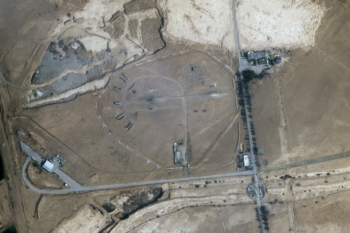 این هم جدید ترین تصویر از ماهواره‌ای Airbus از ساعاتی پس از حمله موشکی اسرائیل علیه پایگاه هوایی ارتش ایران در اصفهان که نشون میده سامانه s300 سالمه و برخوردی وجود نداشته

حضرات میلیتاریسم نویس بیان از نو تحلیل کنن :)