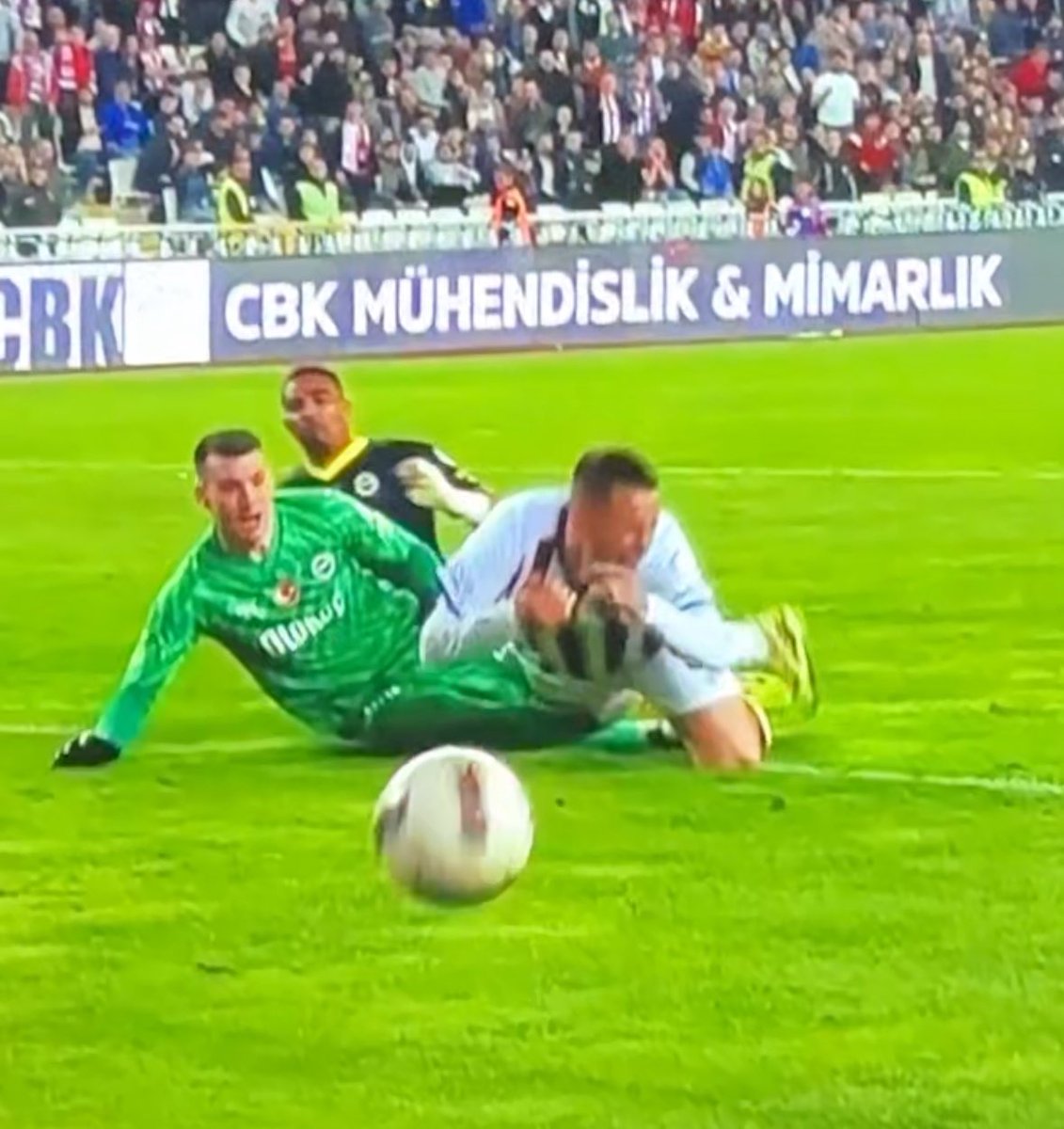 1- Livakovic ayağını yere basıyor.
2- 2 oyuncunun da ayağı hareketli ve sol ayağa bir temas var.
3- Manaj çift dizini bükerek kendini atıyor.
Bu pozisyon VAR’ın konusu olmadığı gibi penaltı da değil, Manaj’ın düşüşüyle bu temasın bir bağlantısı yok. Kendini atıyor.
#SVSVFB