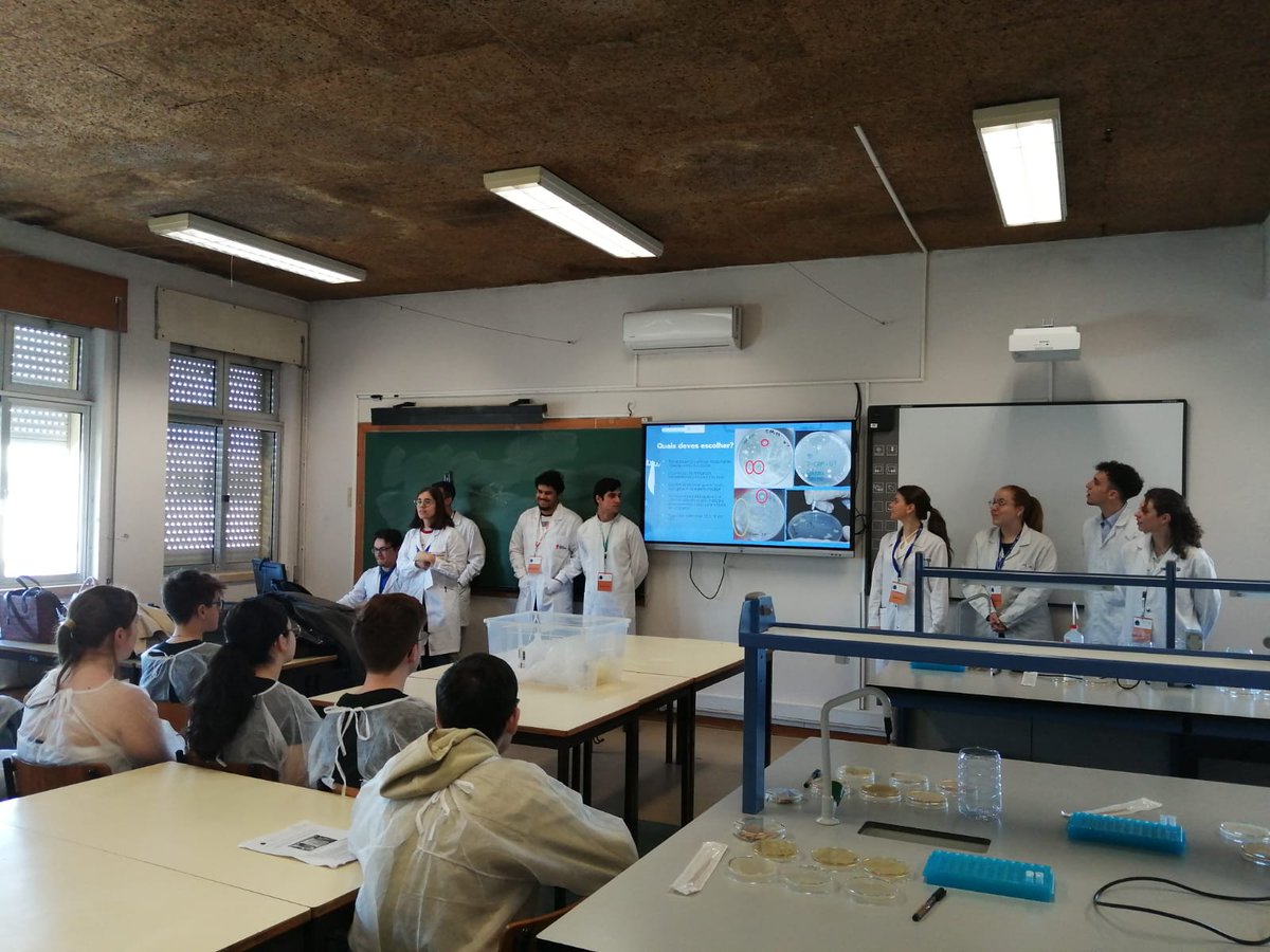MicroMundo_IUCS's tweet image. 👏On this Earth Day, we had the 3rd session of MicroMundo where we observed the cultural growth of our soils - we performed antibiosis assay and are looking forward to the results! 🦠
@Cespu_Ensino @TOXRUNIUCS