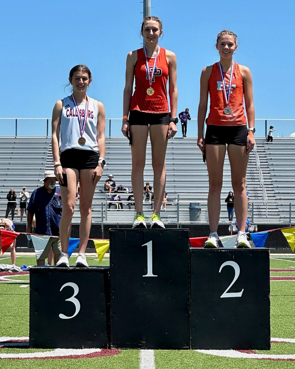 ....@addison_hite wins the 1600m, breaking the meet record in this event as well. This is her 3rd Regional record of the meet, hitting the trifecta by qualifying in the 3200m, 800m & 1600m. #wearethebearcats #ladycattakeover @JohnFields0 @TXMileSplit @Coach_Worrell