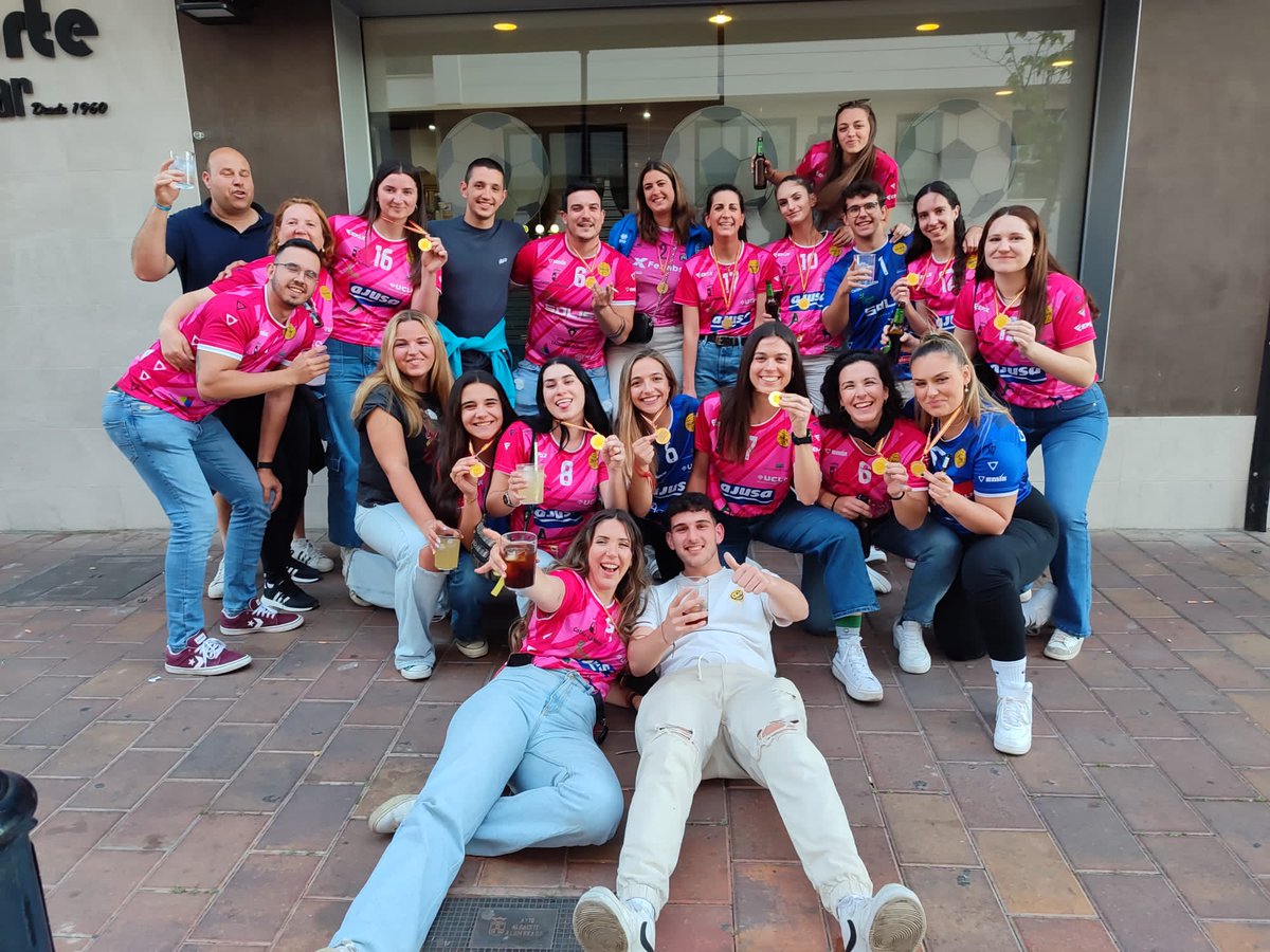 Enhorabuena 👏 por vuestro campeonato regional. 
🏆🥇🏐 ADEVA certifica su imbatibilidad y se proclama campeón Sénior Femenino de CLM 2023-24!!
 ENHORABUENA!!!! #NuestrasGuerreras @v_adeva 🏐🥇🥰