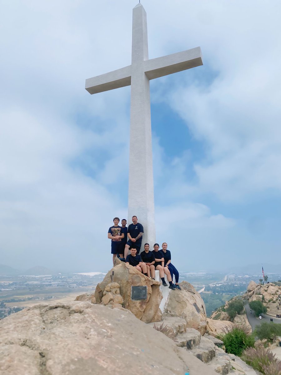 Over the weekend, our Police Explorers scaled new heights with Officer Covington, hiking Mount Rubidoux! 🚔🚨🌄👏 #POST975 #policeexplorers #teambonding #communityservice