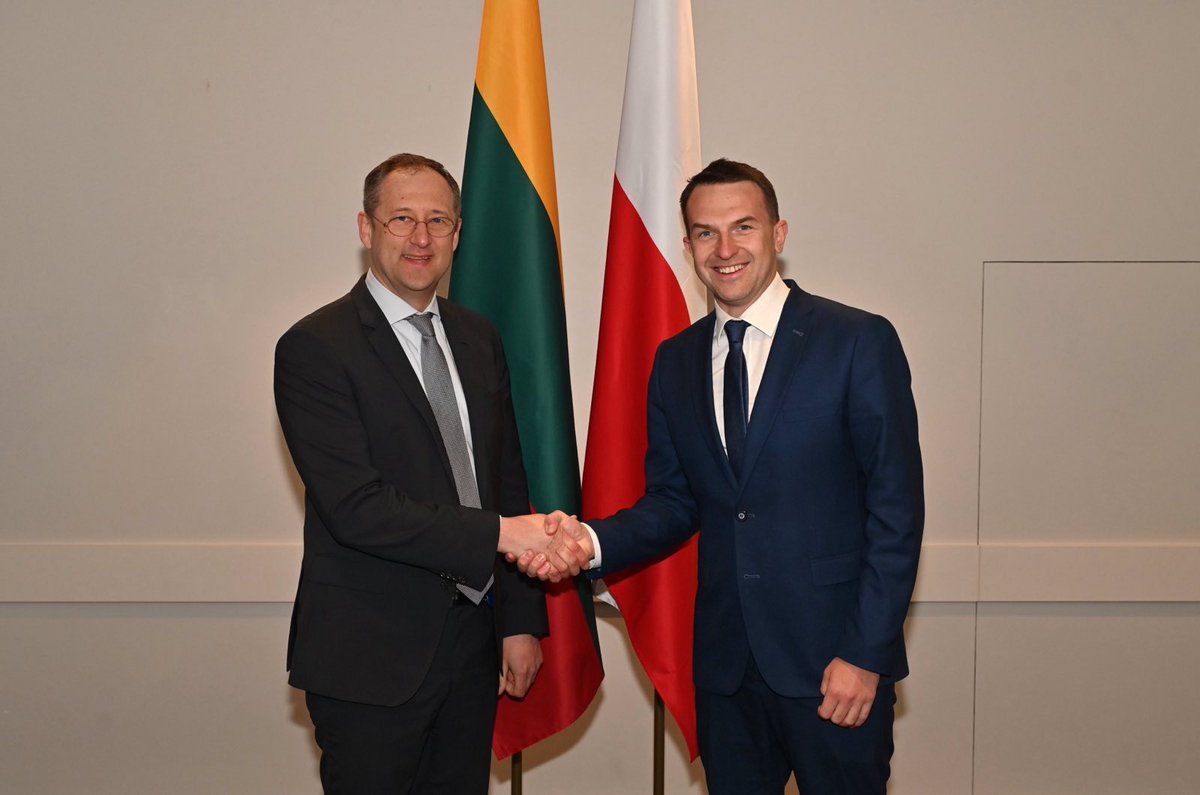 Thank you @adamSzlapka for your visit to #Vilnius. #Lithuania🇱🇹 & #Poland🇵🇱 close partners in the region and in the #EU. We will need to work jointly to ensure smooth #EU enlargement, continue supporting #Ukraine & #Moldova & increase #EU defence industrial base.