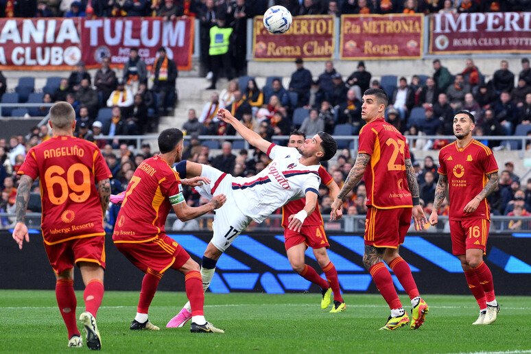 È evidente che alla #Roma ha pesato sicuramente la sfida di Coppa; non a caso la squadra di #DeRossi stasera è parsa meno brillante del solito, ma questo non deve essere un alibi. Ciò non toglie i meriti di un #Bologna solido anche in trasferta e che ormai gioca a memoria.