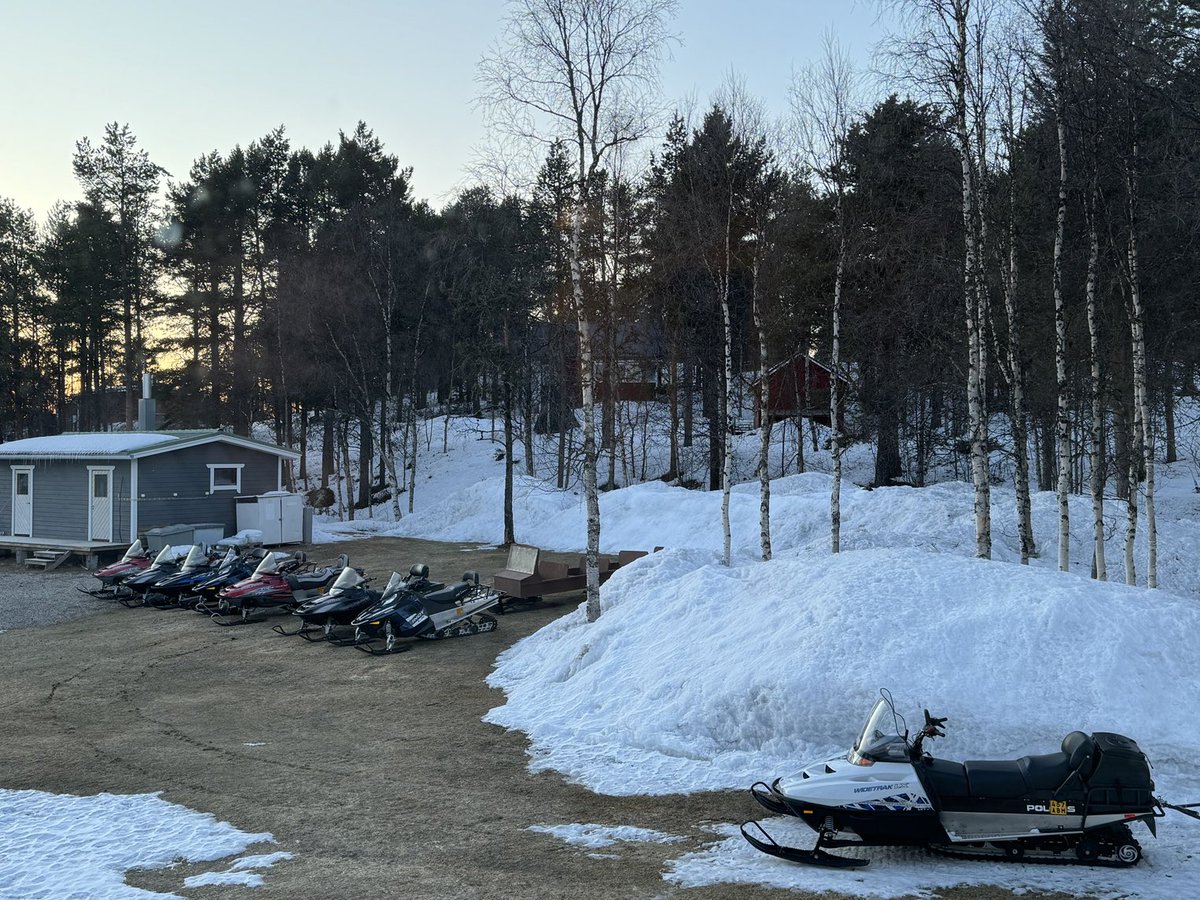 MikaRiipi's tweet photo. Maakuntajohtajan kuntakierros jatkuu ja kun hotellin ikkunasta avautuu näin mahtava kevätnäkymä, ainakin @KarnaMikko tietää, missä ollaan! #Lappi #snowhow #tosilappi https://t.co/H3sjsWXU0W
