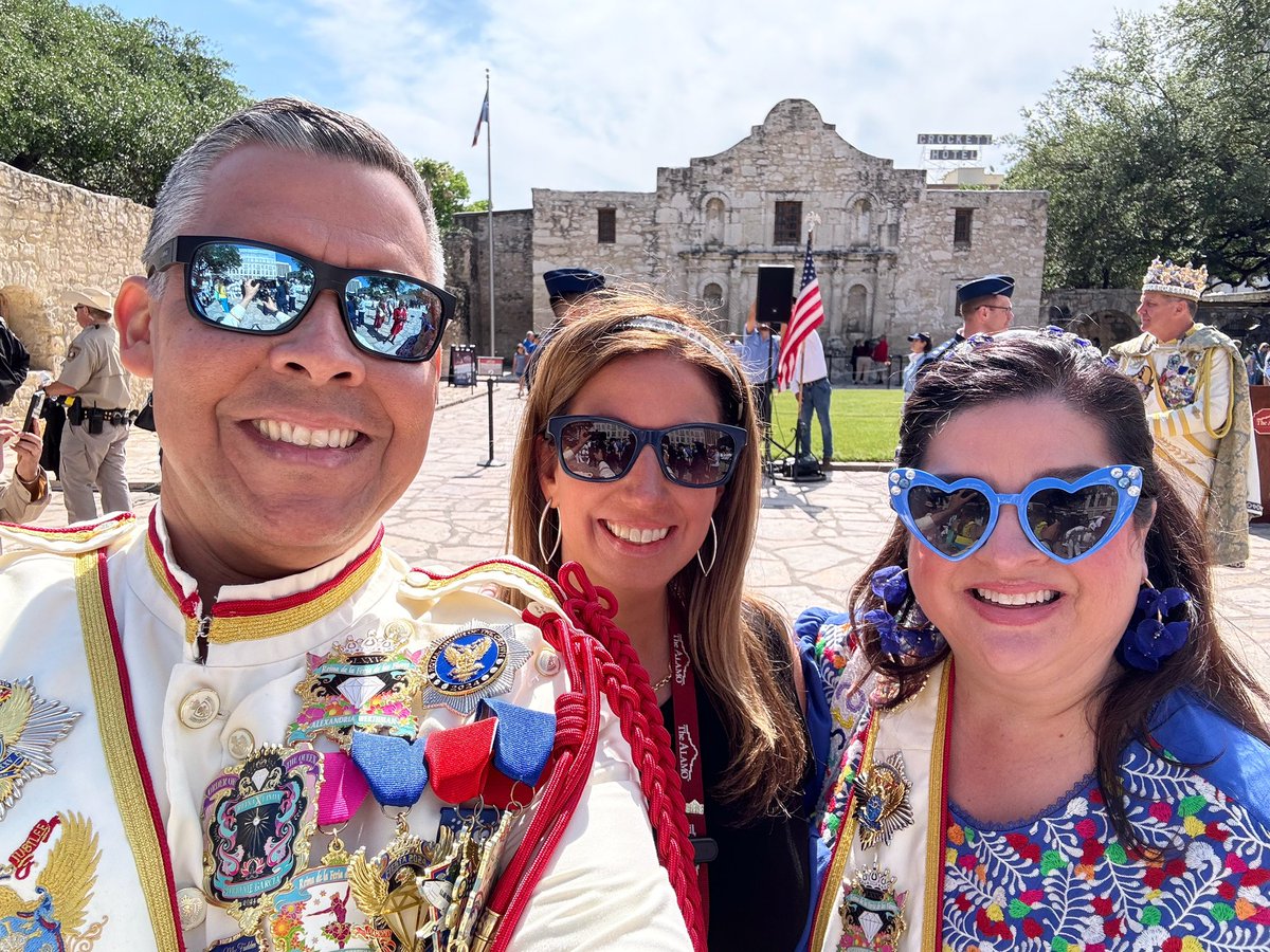 Celebrating @FiestaSA at the @OfficialAlamo with my old friends @Ernie_Zuniga and @tamitz! 🪅