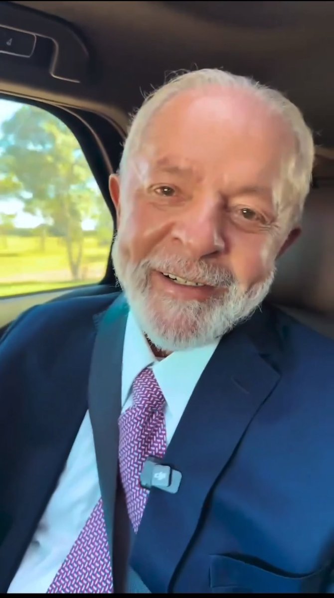 O sorriso do Presidente Lula ilustra seu compromisso enquanto governa, trabalha e se dedica ao país. Viva painho! ❤️🦑🚩 Chuva de Lula
