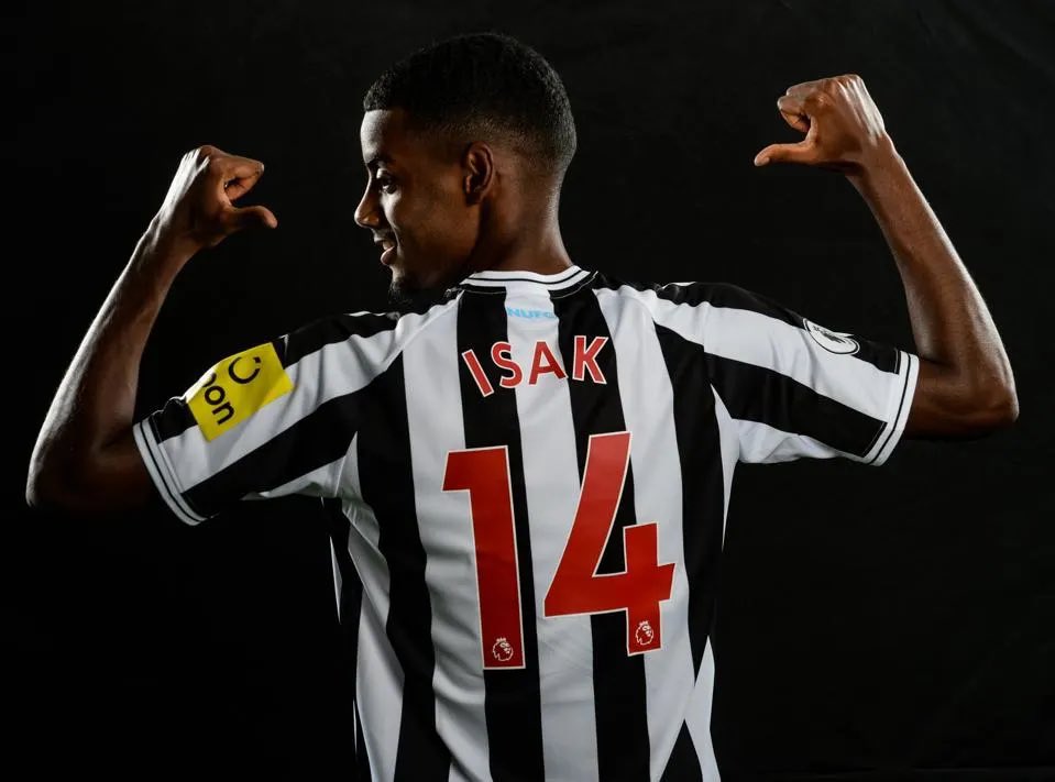 🚨 Barcelona are interested in signing Alexander Isak as a replacement for Robert Lewandowski. Newcastle have put a price tag of €100m on the Swedish striker. (Source: @TheSunFootball)