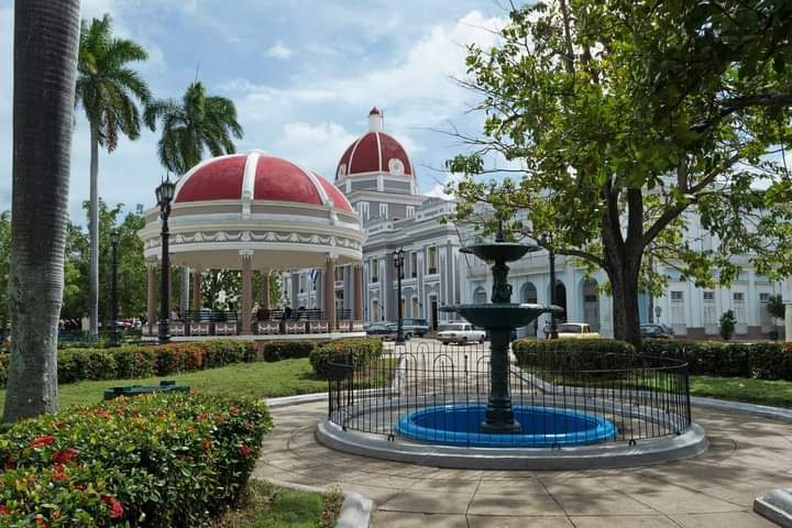 🇨🇺 Mi Ciudad se viste de gala. Cumple 205 aniversario de su fundación por Luis De Clouet en 1819, colono frances. Quién le tributa con otros él desarrollo azucarero al Territorio. 👉 Bienvenidos a la Perla del Sur, la linda ciudad del Mar👈🌹🌹🌹 #Cienfuegos205 #Cuba