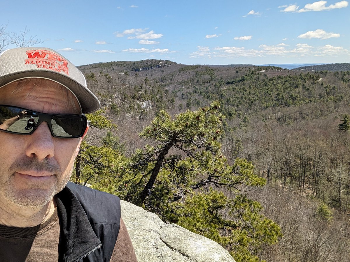 uberskier's tweet photo. Nice day for a hike in the Gunks. #hiking #minnewaska #gunks #shawanagunks https://t.co/HQ50CYPfNc