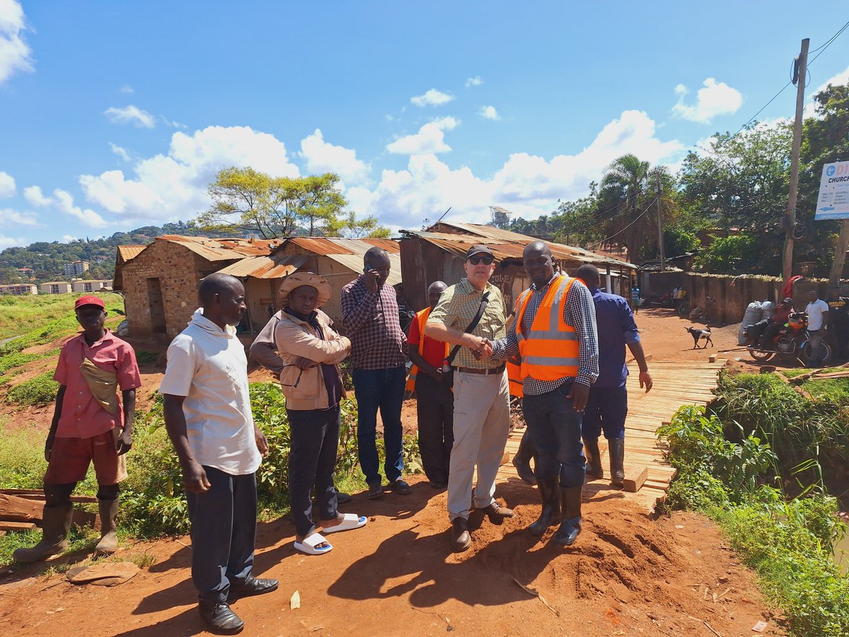 Earth Day, Simplifi has led the construction of a bridge between Bugolobi and Kitintale with the help and mobilisation of the LC1 Mr Walusimbi Moses and community members , which aims to improve accessibility, connectivity, & safety for residents living in underserved areas.