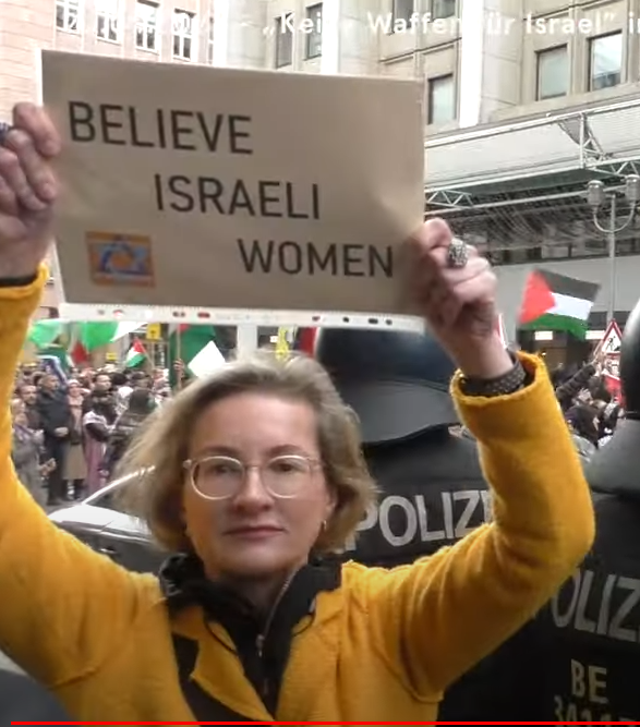 Earthfriend21's tweet photo. Ich bin entsetzt, dass sogar auch Kinder für die Hass-#Propaganda der #HamasTerrorists instrumentalisiert wurden🤢🙄👎 
Umso erfreulicher finde ich, dass sich mutige Gegendemonstrant*innen präsent gezeigt haben, vor allem @PreislerKa 🙂👍 Danke dafür 🙏 #AmYisraelChai🇮🇱❣️#b2004 https://t.co/RlFjxaF5Zg