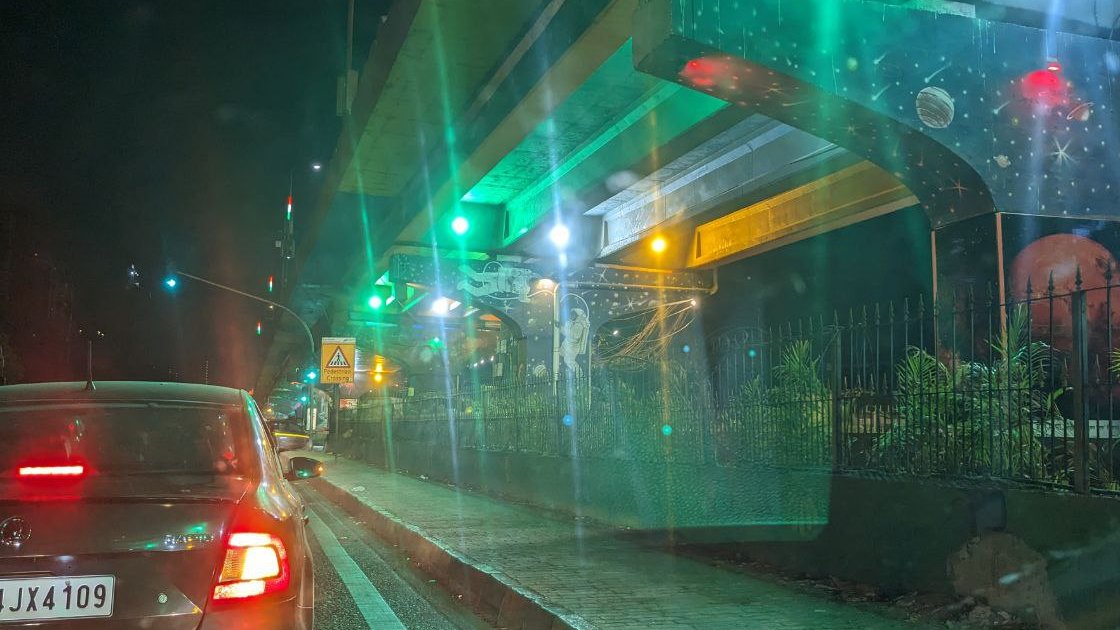 amit3d's tweet image. This location is junction of #EEH and entering #JVLR 

Can you see the real traffic signal light? 

These green show lights under the bridge are so  confusing with traffic lights

bad design. can cause accidents

@mybmc
@MTPHereToHelp
@mashrujeet
@RoadsOfMumbai
@mumbaimatterz