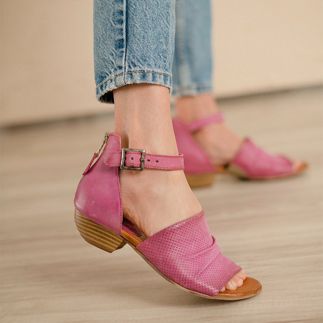 MizMooz's tweet photo. Pretty in pink! 🧡 #mizmooz #charley81702 https://t.co/KiI29Uc9Nl https://t.co/TrZQJup03K