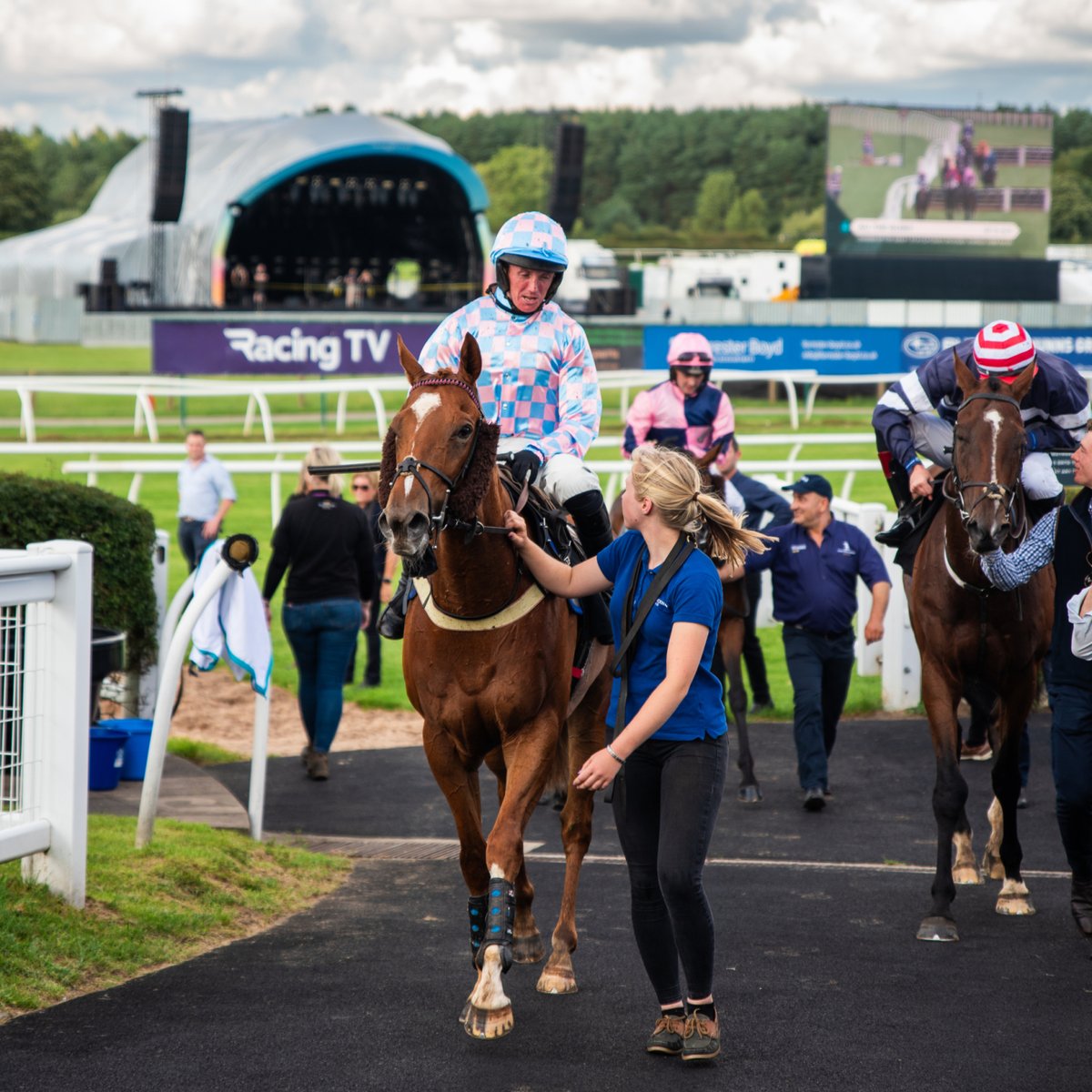 📅 Pop Saturday 17th August in the Diary Join us at Market Rasen for what is sure to be the highlight of the summer 🐎 Exciting horse racing 🥂 Fantastic food & drink 🎶 Headline concert from @JamesArthur23 & @EllaHenderson Tickets from just £39 thejc.live/jamesarthurmr