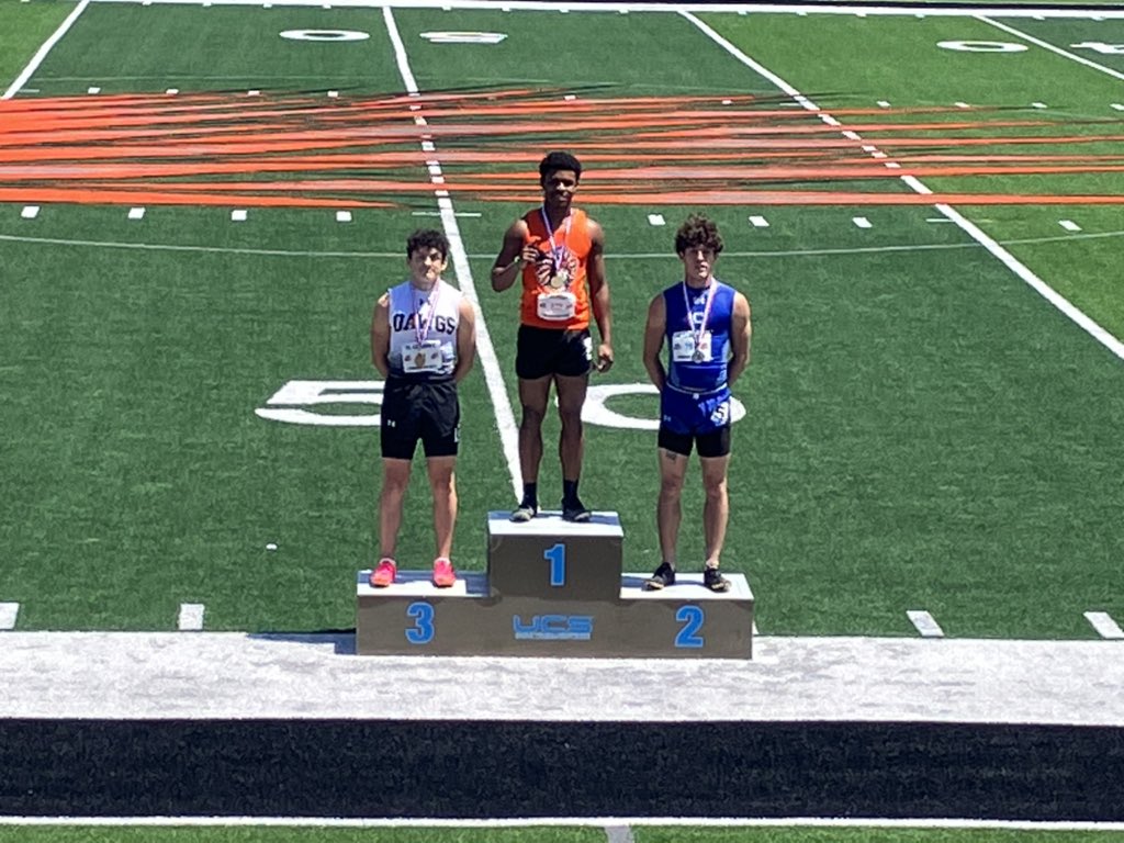 Coach_Grgurich's tweet photo. Sophomore Zane Fuentes 3rd Place Regional Finals 100m Dash!
#LightningZane
#RunAtEm https://t.co/LSHmvVOpSq