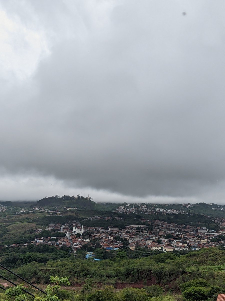 @Meteovargas @cumulunimbus @PCivilTachira

3:00pm

reporte meteorologico a esta hora desde la machiri, con vista a Táriba y Palmira 

#Tachira #SanCristóbal #Lluvias