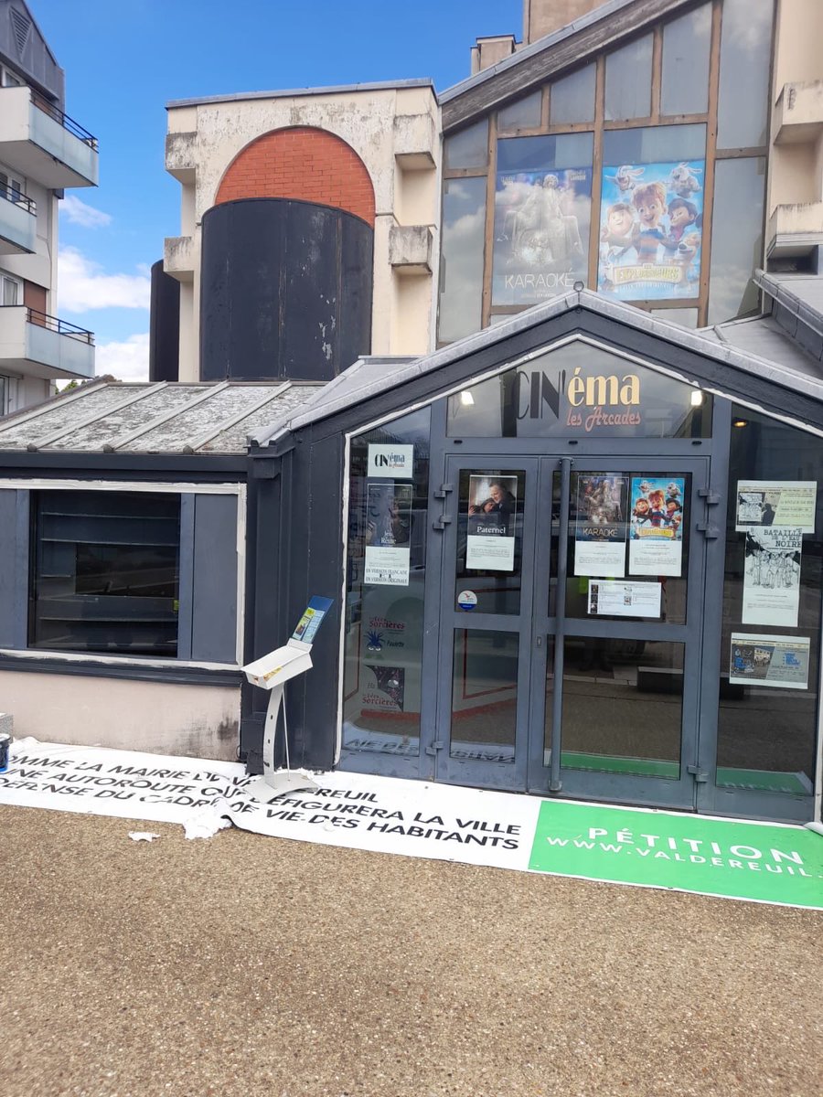 Merci aux chantiers « jeunes » ⁦@valdereuil_info⁩ d’avoir redonné un coup de « jeune » à nos cinémas des Arcades. Petit bout par grand bout, la Ville s’améliore !