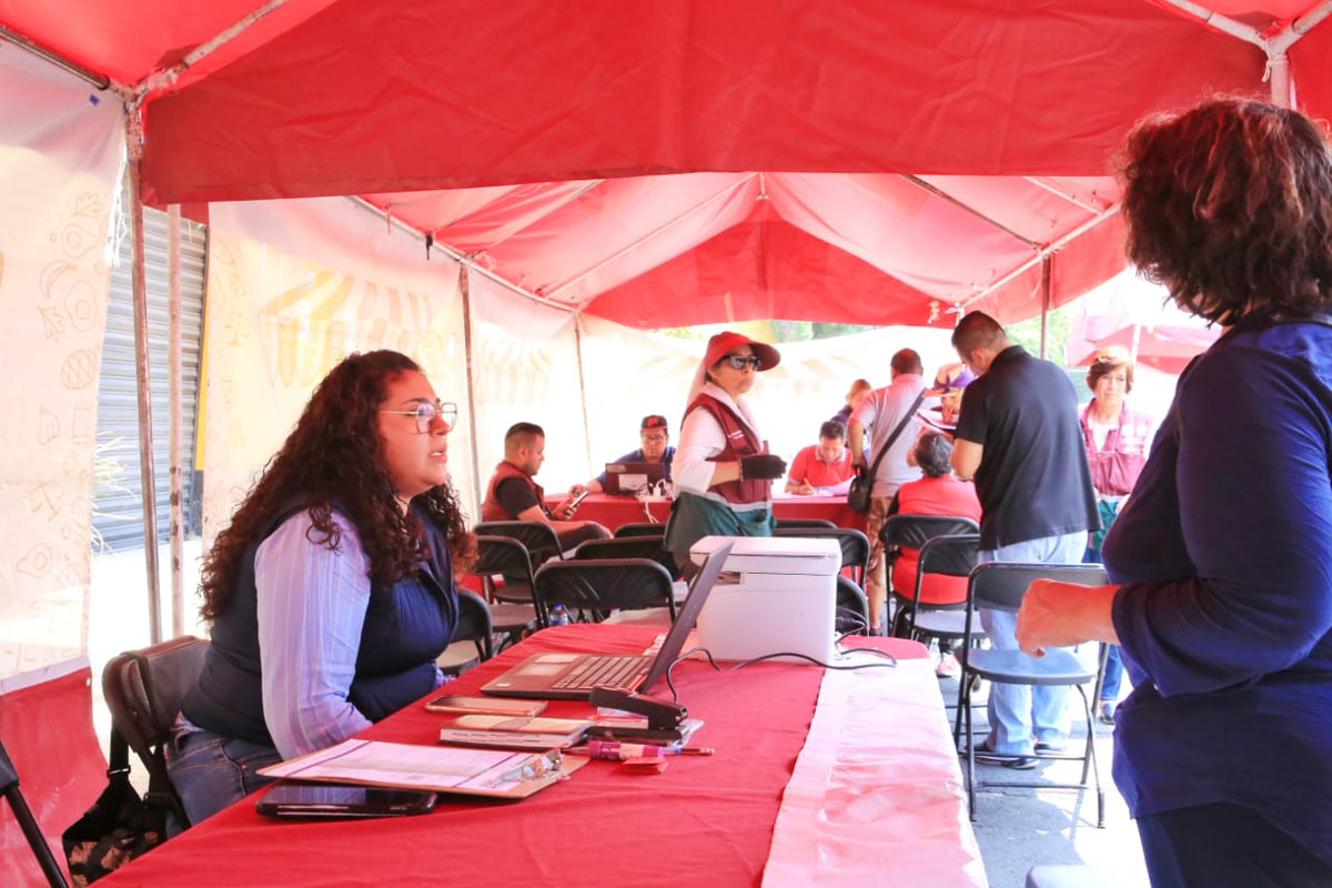 Este lunes la #FeriaDelBienestar se ubicó en la col. Álvaro Obregón, con beneficios para las y los vecinos, como trámites de Registro Civil, asesoría legal, atención médica; además de servicios como desazolves, podas, alumbrado etc. Seguimos informando acerca de estas jornadas.