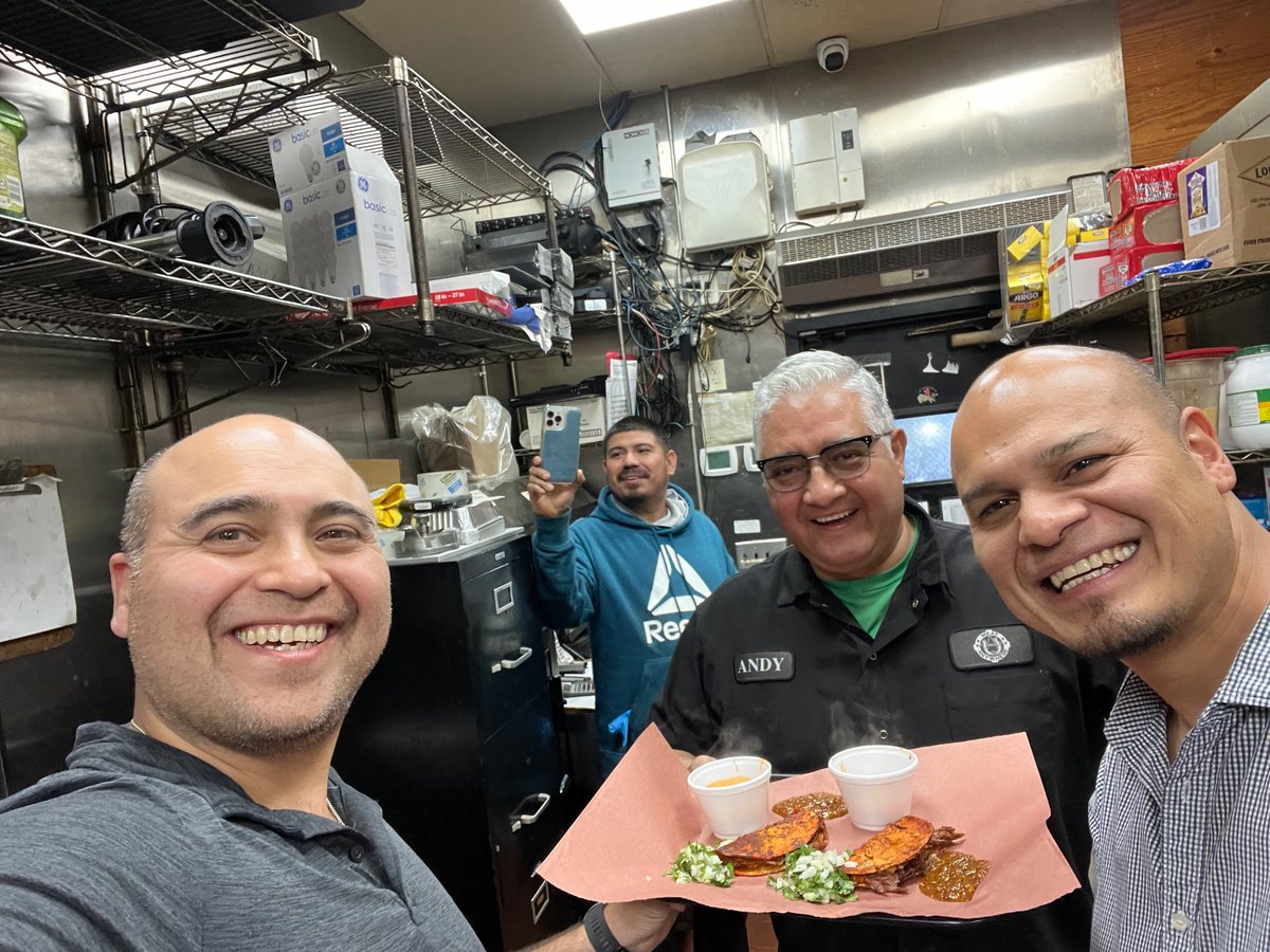 erwin_zepol's tweet photo. With Andy from @MeatUAnywhere and @lopezwalter  having some great BBQ and tacos de #CocinaDeAutor #Chingon https://t.co/Kz0dCAmyS0