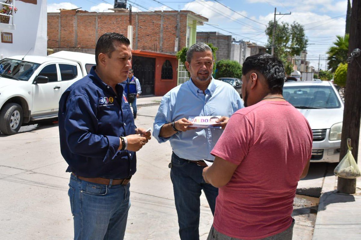 octaviopedroza's tweet photo. Hoy recorrimos la Col. Ponciano Arriaga casa por casa con #JaimeWaldo y promoviendo a todos los Candidatos del Frente Fuerza y Corazón por México 🇲🇽. 

Tuvimos una gran respuesta de las y los ciudadanos!!!🙏🏻 https://t.co/wfSYan0IjT