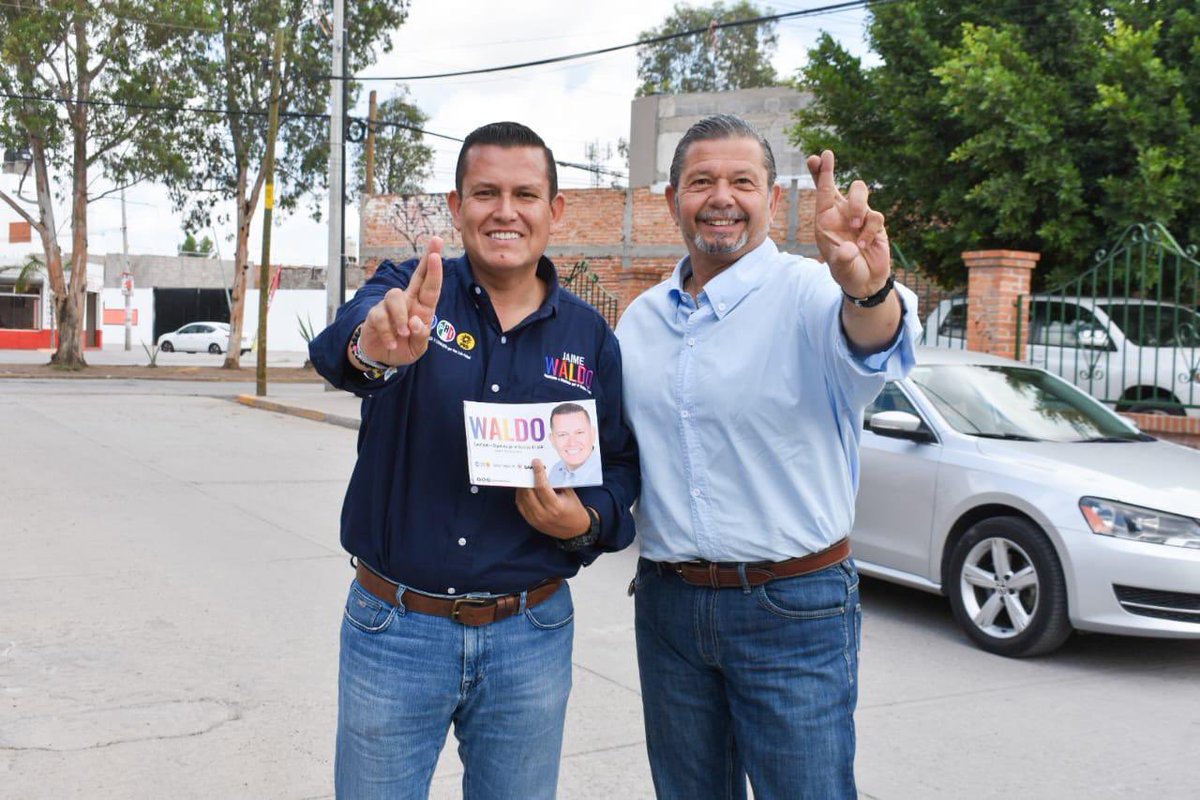 octaviopedroza's tweet photo. Hoy recorrimos la Col. Ponciano Arriaga casa por casa con #JaimeWaldo y promoviendo a todos los Candidatos del Frente Fuerza y Corazón por México 🇲🇽. 

Tuvimos una gran respuesta de las y los ciudadanos!!!🙏🏻 https://t.co/wfSYan0IjT
