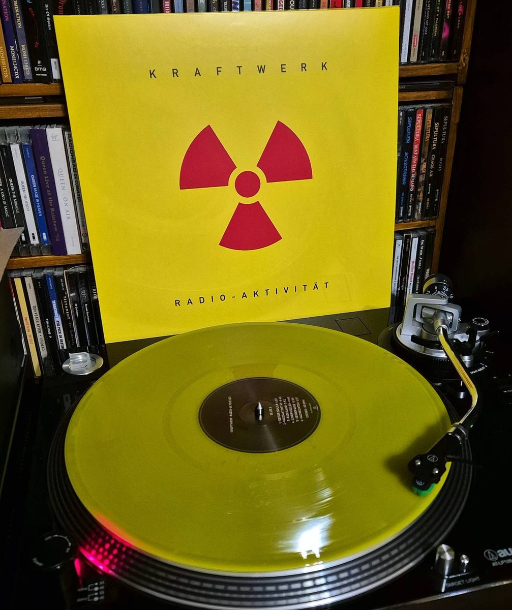 Radioaktivität #nowspinning #Kraftwerk #radioaktivität #radioactivity #Vinyl #classicalbums