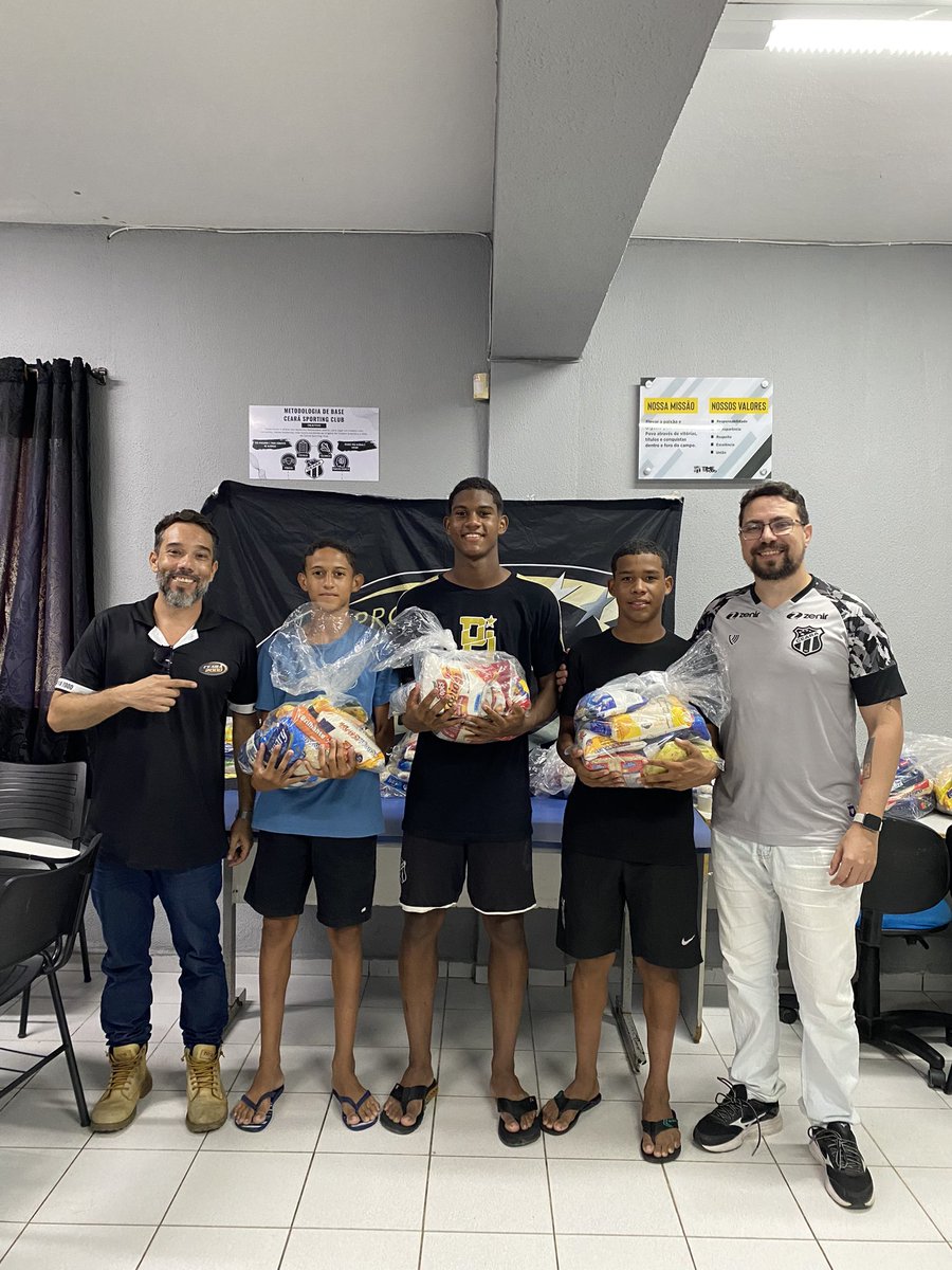 pc2000_'s tweet image. Na sexta-feira, 19 de Abril, visitamos a base do Ceará, levando cestas básicas e discutindo parcerias para apoiar as famílias em situação de vulnerabilidade social. Foi inspirador e reforçou nosso compromisso com a solidariedade e o trabalho em equipe. 🏁