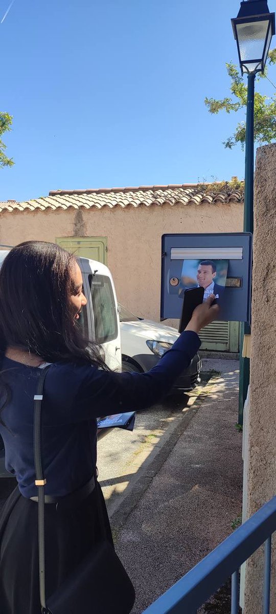 Notre jeunesse est infatigable, comme hier à #Ramatuelle! 

Le 9 juin, nous voterons pour les #européennes2024 et nous aurons 2 choix: se taire et laisser perdurer la destruction de notre souveraineté nationale OU reprendre notre destin en main avec @J_Bardella
#VivementLe9Juin🇫🇷