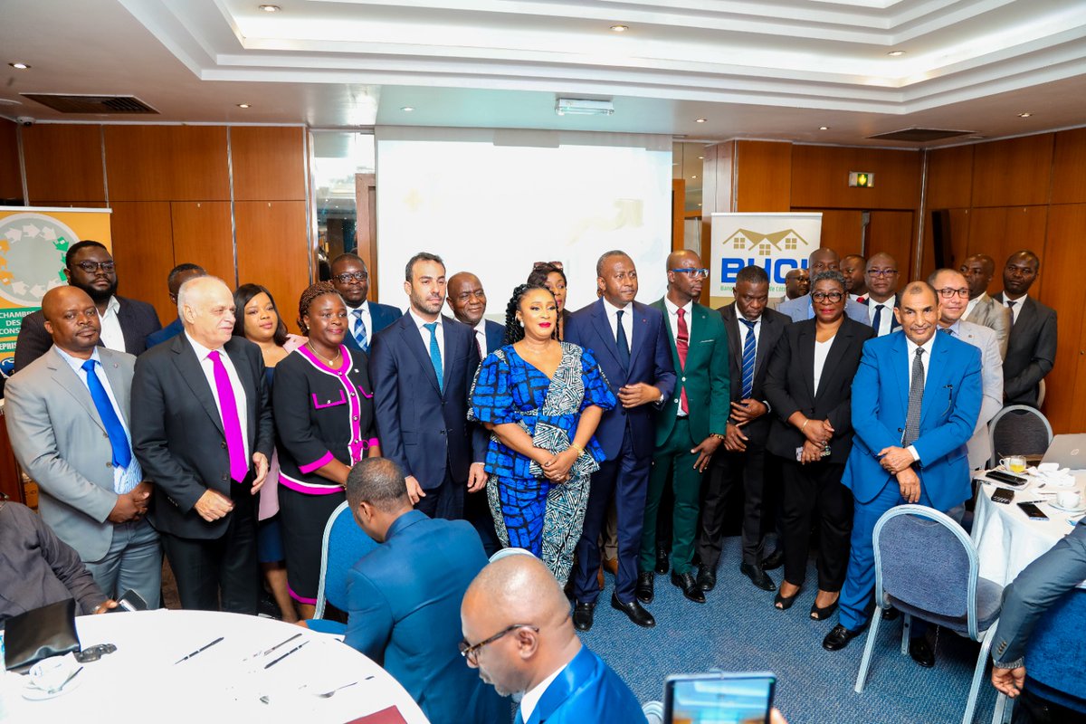 PROMOTEURS ET CONSTRUCTEURS AGRÉÉS LE MCLU A L’INVESTITURE DE LA CNPC-CI Monsieur Diby Kokora Alexandre, Directeur du Logement et des Grands Programmes Immobiliers, a représenté ce matin, le Ministre @Bruno_N_Kone à la cérémonie d’investiture du bureau exécutif de la Chambre…