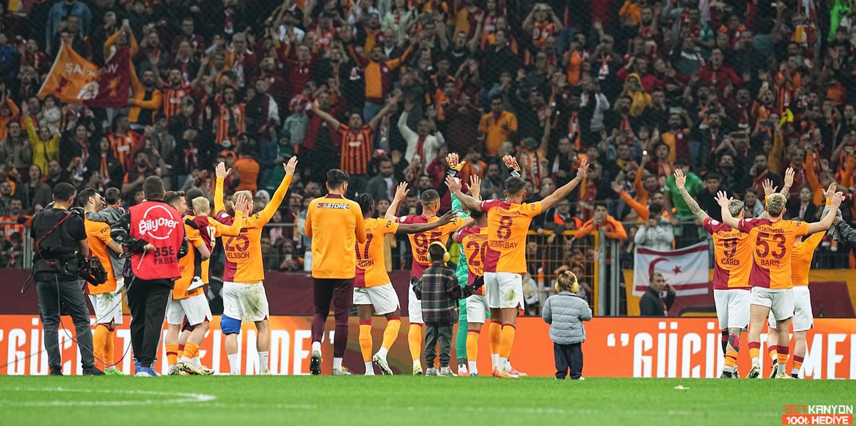 Galatasaray, Fenerbahçe ile puan farkını 4’e çıkardı.