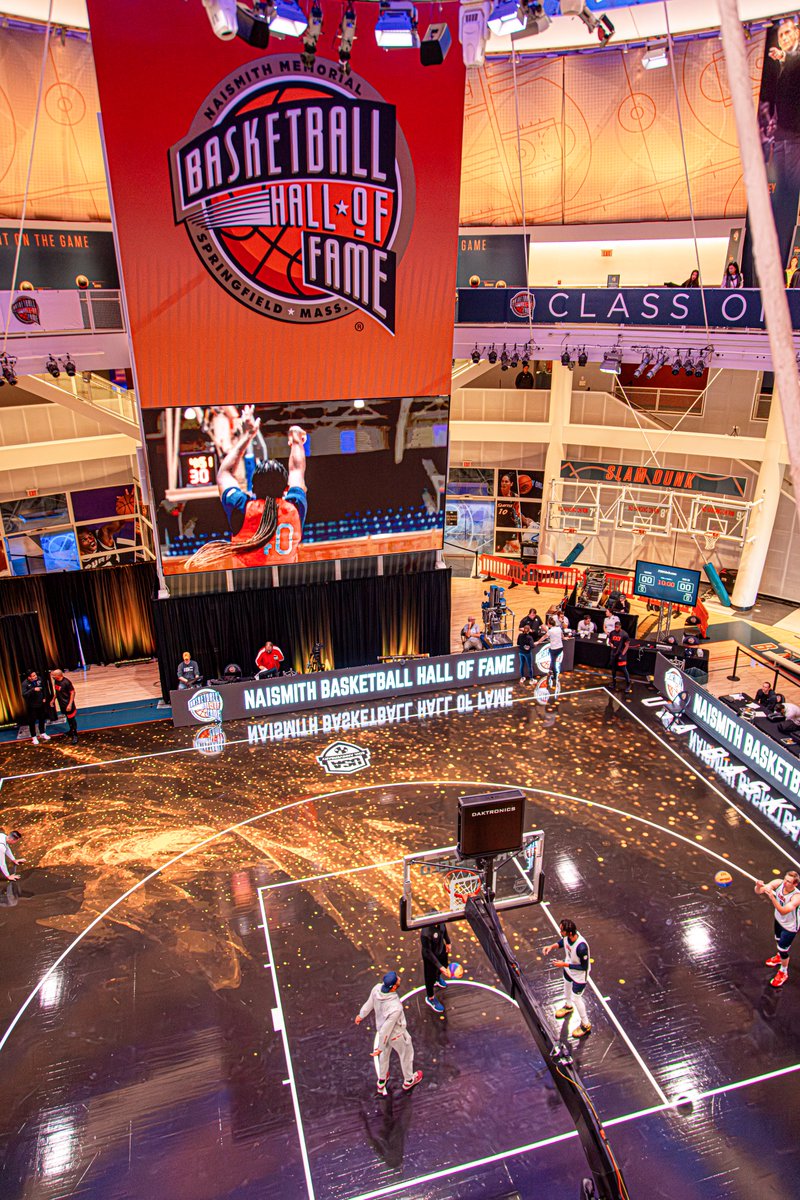 Basketball's 10 minute sprint is BACK at the Naismith Memorial Basketball Hall of Fame 😍🤩