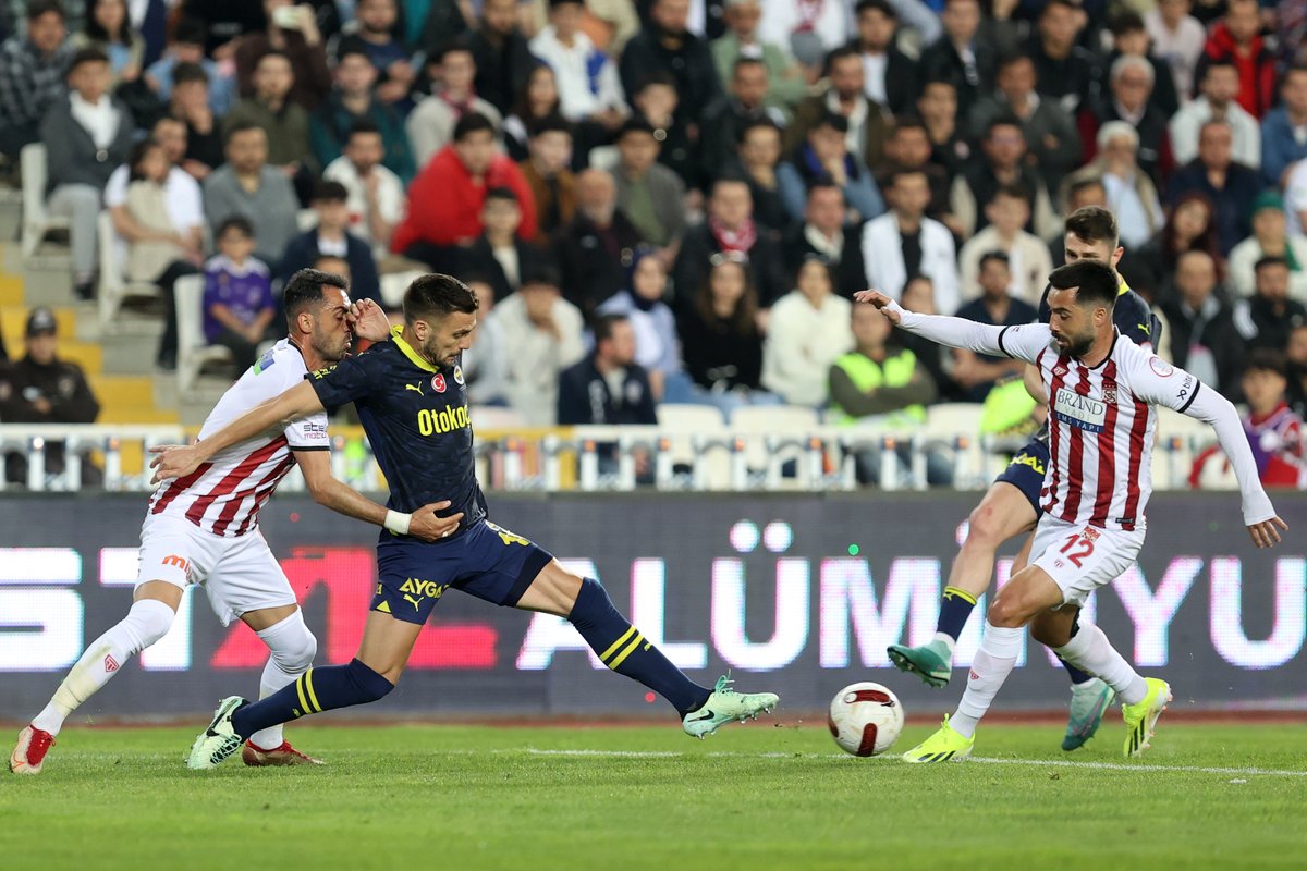 1 - Fenerbahçe'nin Süper Lig deplasmanlarındaki 10 maçlık galibiyet serisi, Sivasspor karşısındaki 2-2'lik beraberlikle sona erdi. 🛑.