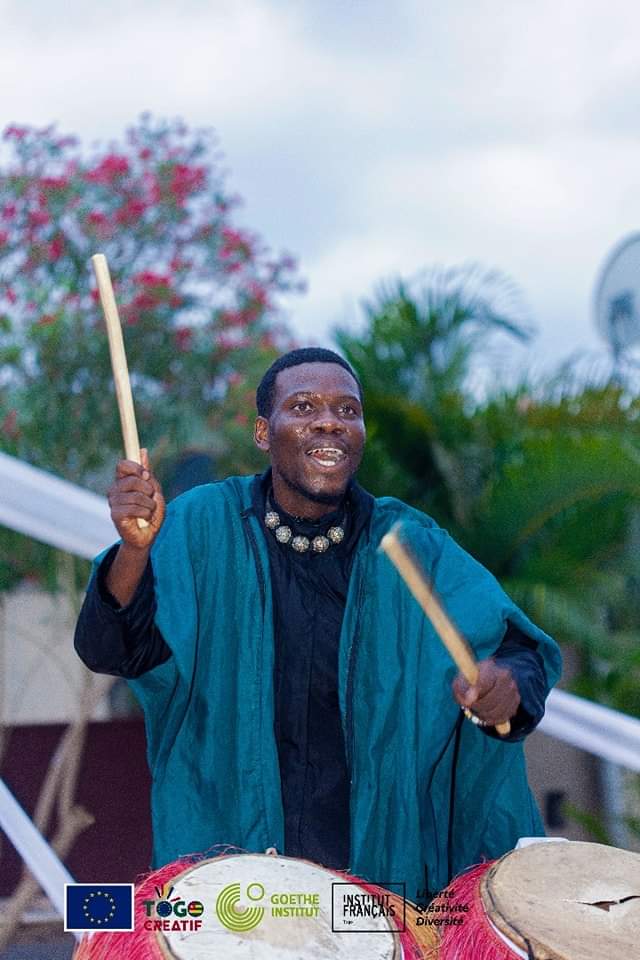 Percussionniste, Efoé Julien GBETEGLO est un artiste de nationalité togolaise.
Initié depuis l’enfance par sonorités et rythmes traditionnels, Efoé s’est fait 
former par une référence de la percussion au Togo, Anani GBETEGLO qui n’est autre que son père.  
1/4 
#TT228 #Team228