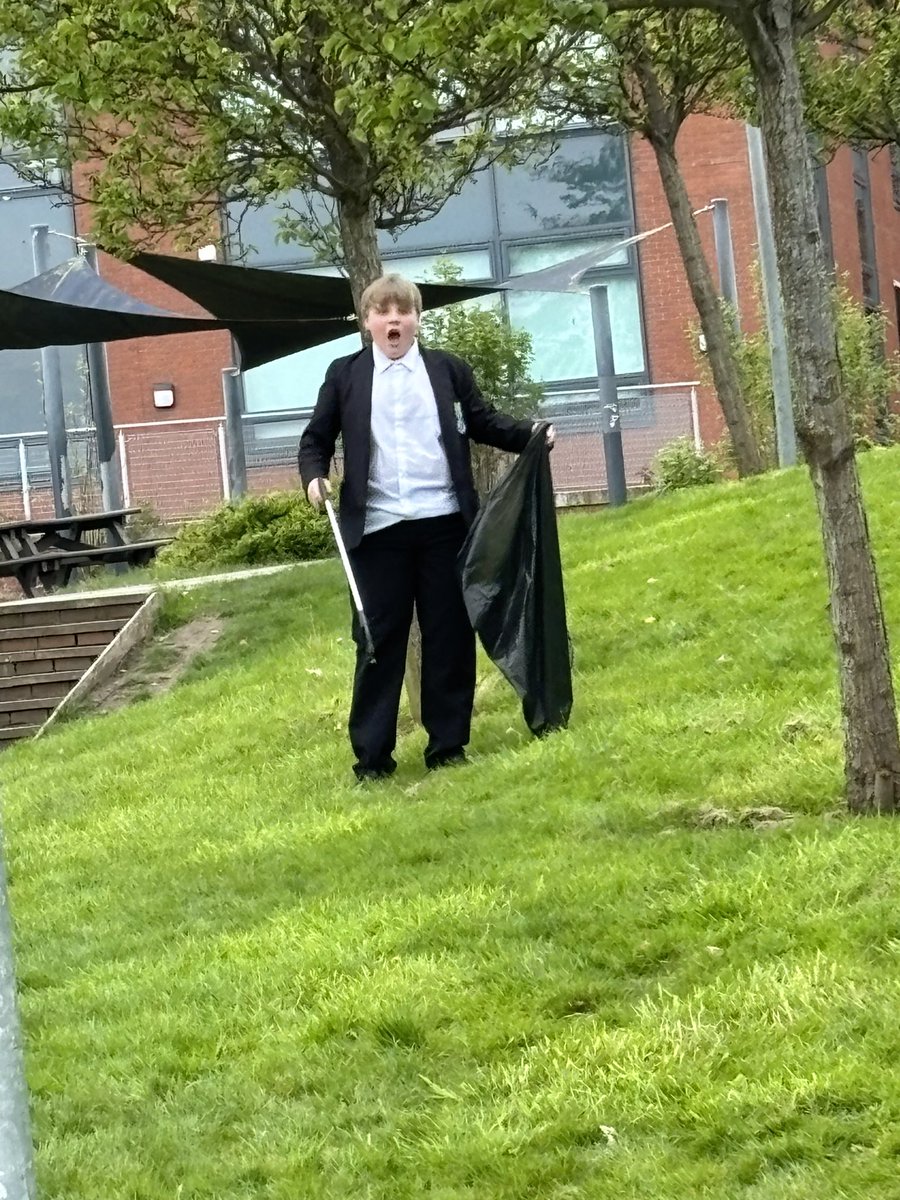 BrightLeadersUK's tweet photo. @BrightLeadLaura getting busy with the newly appointed litter picking crew at @Head_stmarys today!

#EnvironmentalMatters 🌍 
#BrightLeaders💡 https://t.co/qeCRLk7Nqb